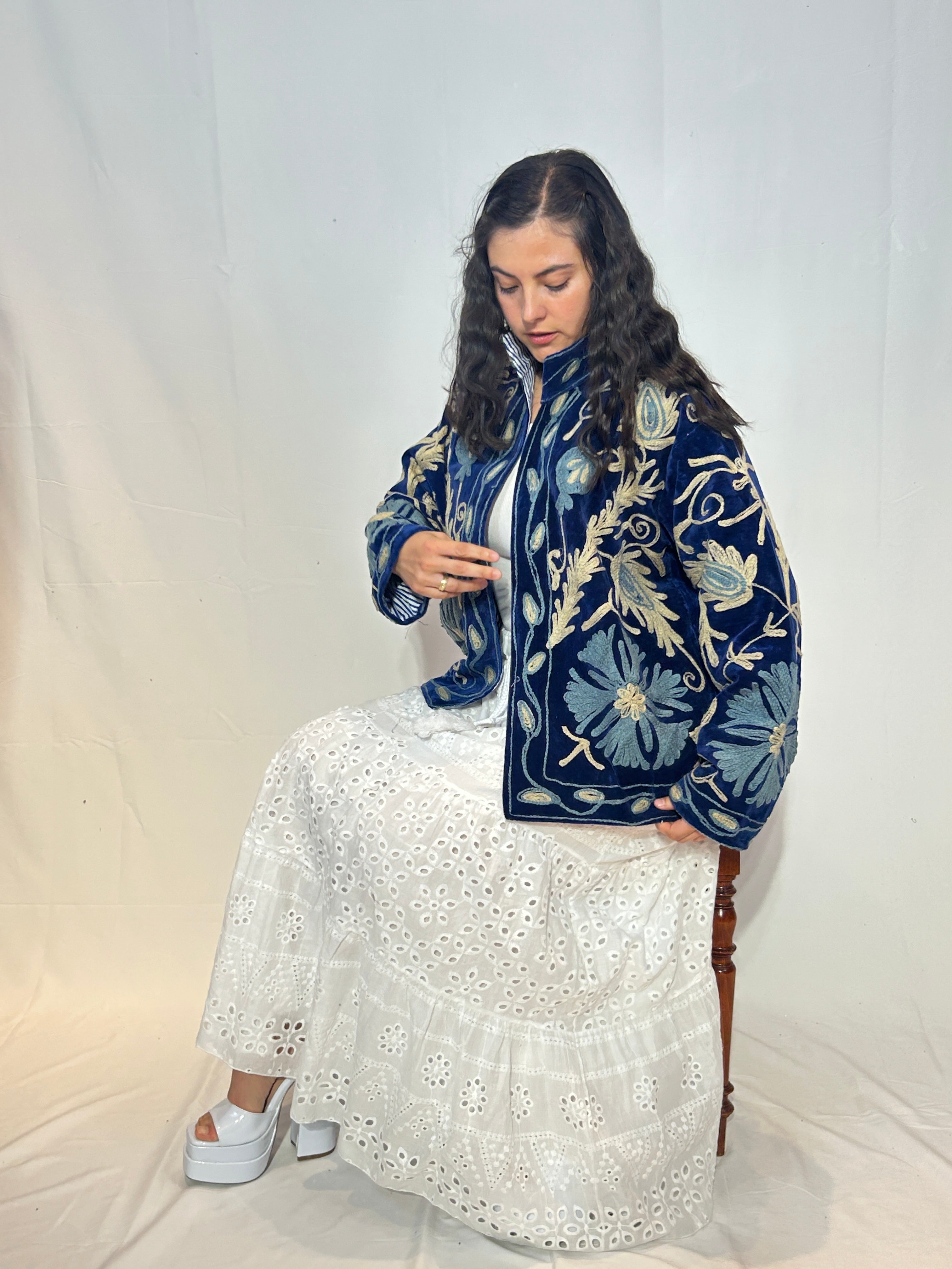 Suzani handbestickte Samtjacke – Marineblau & Elfenbeinblüte