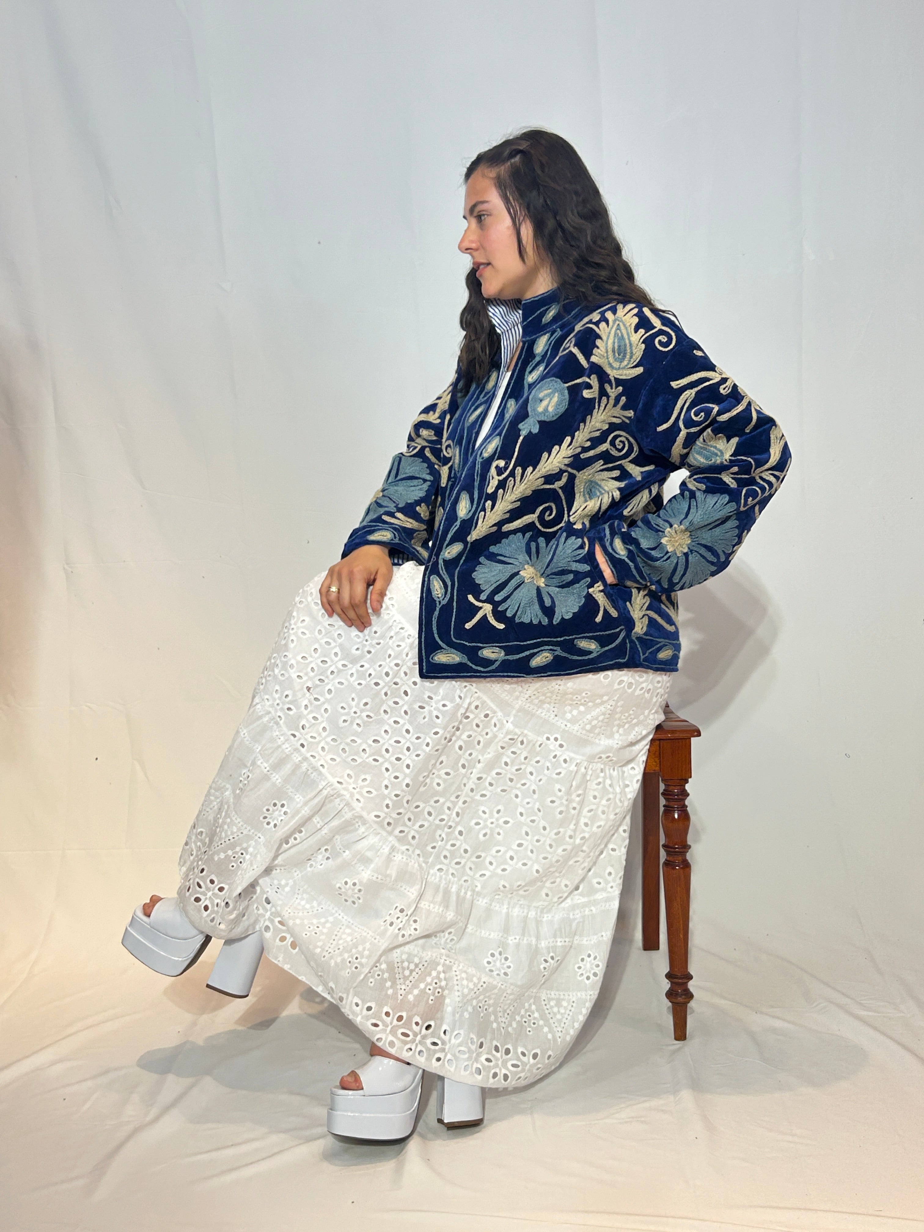 Suzani handbestickte Samtjacke – Marineblau & Elfenbeinblüte