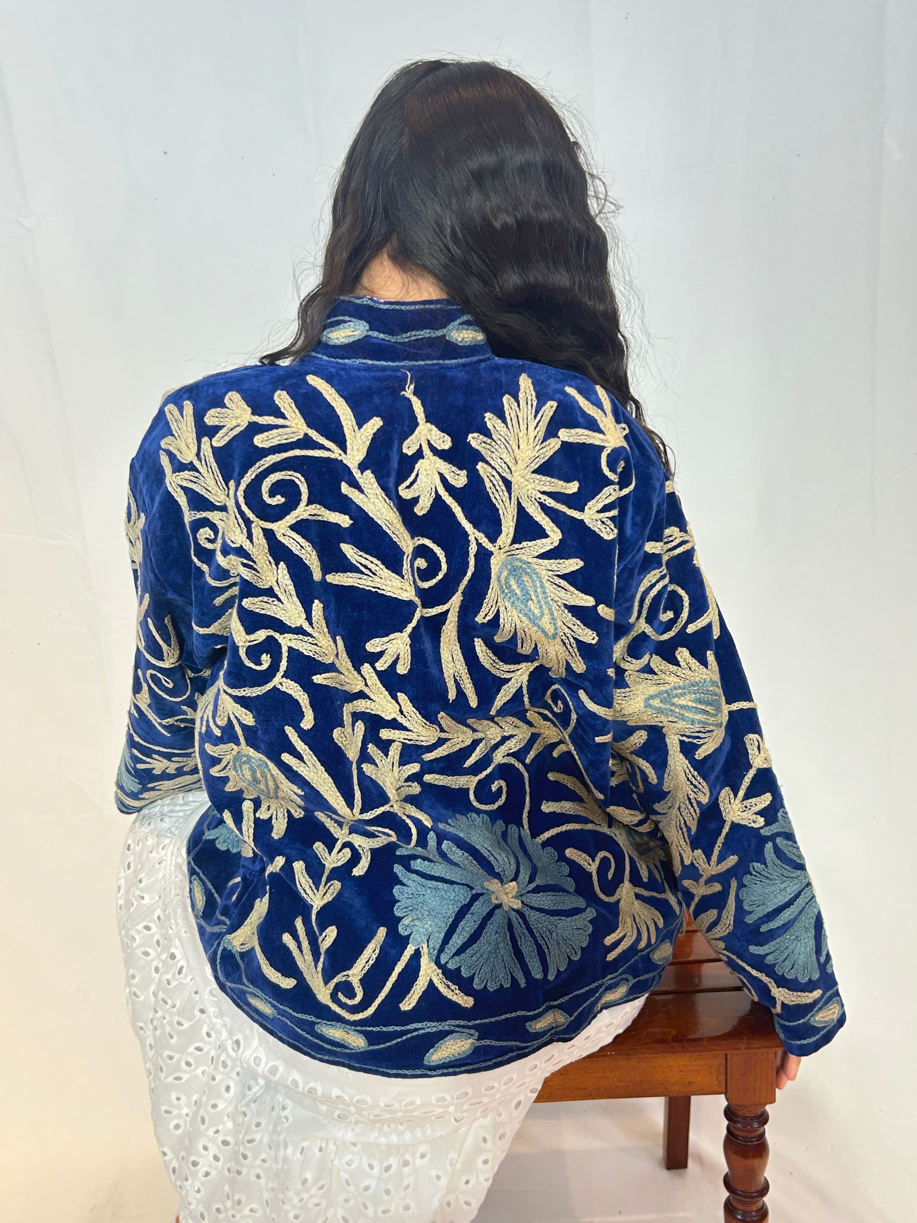 Suzani handbestickte Samtjacke – Marineblau & Elfenbeinblüte