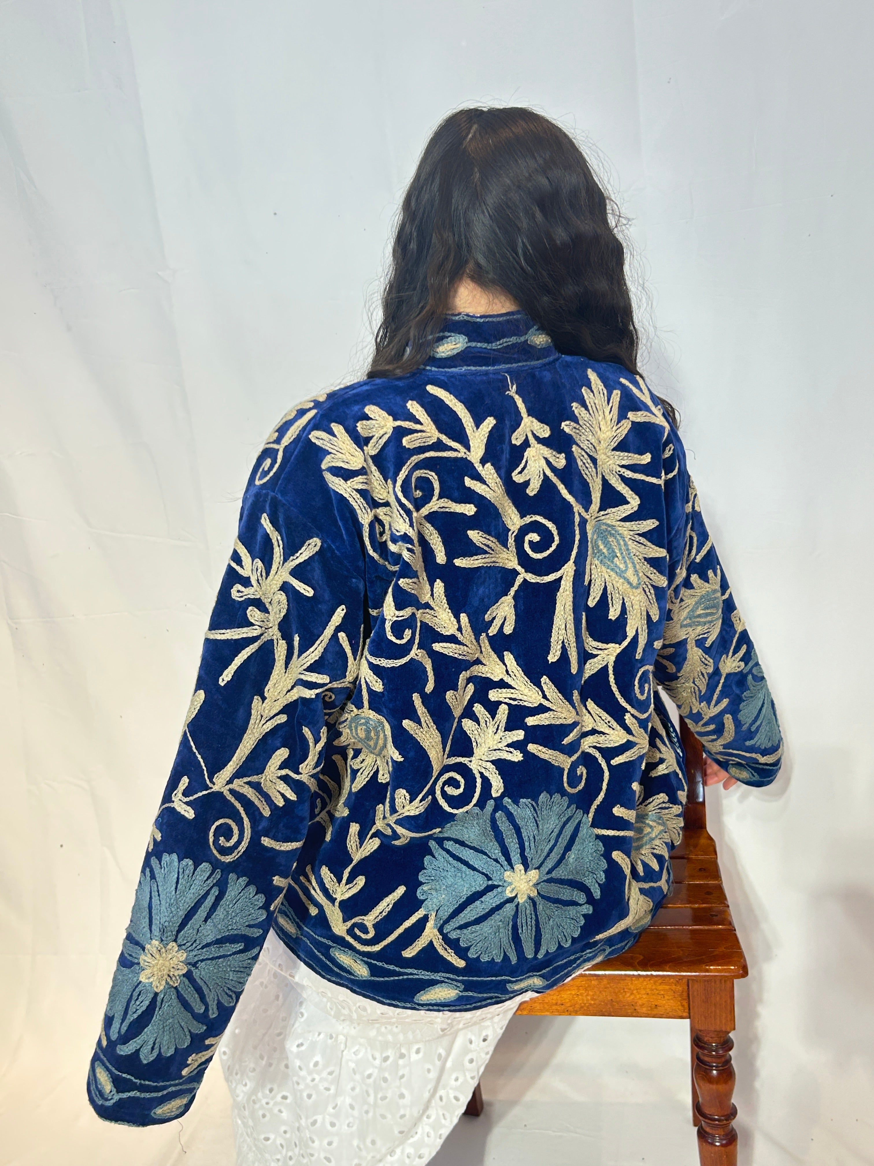 Suzani handbestickte Samtjacke – Marineblau & Elfenbeinblüte