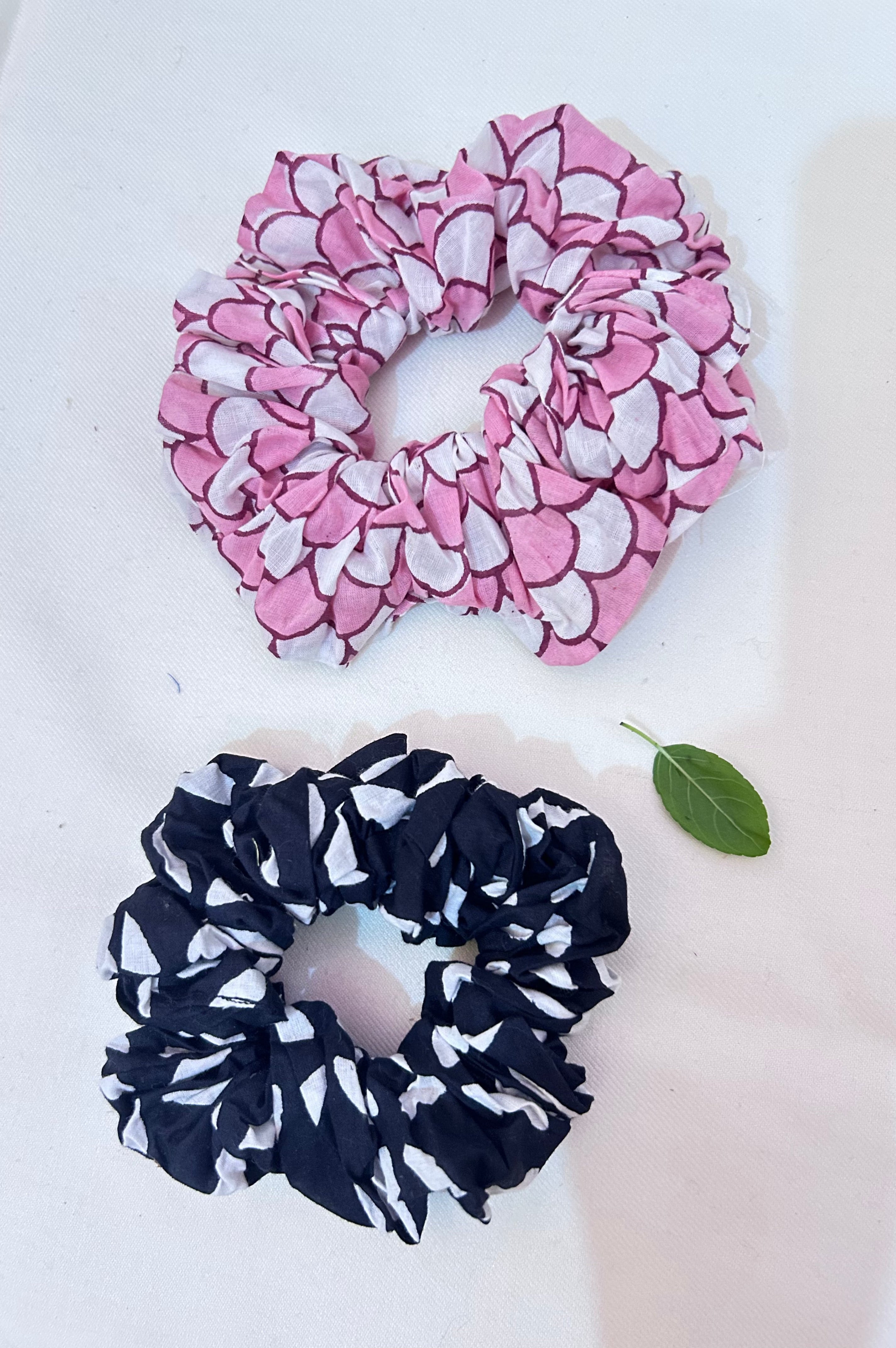 Lotus & Midnight Scrunchie-Set mit Blockdruck