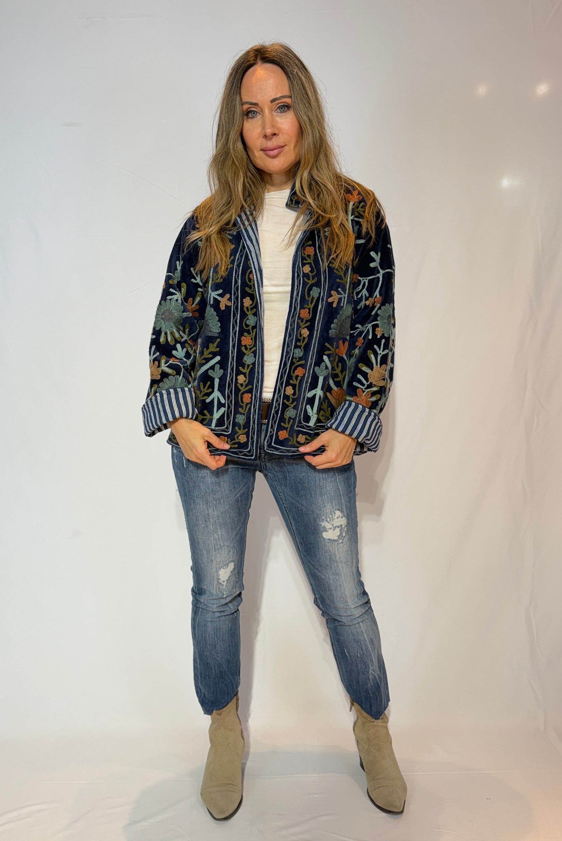 Suzani-Samtjacke, handbestickt – Nachtblaue Wildwiese