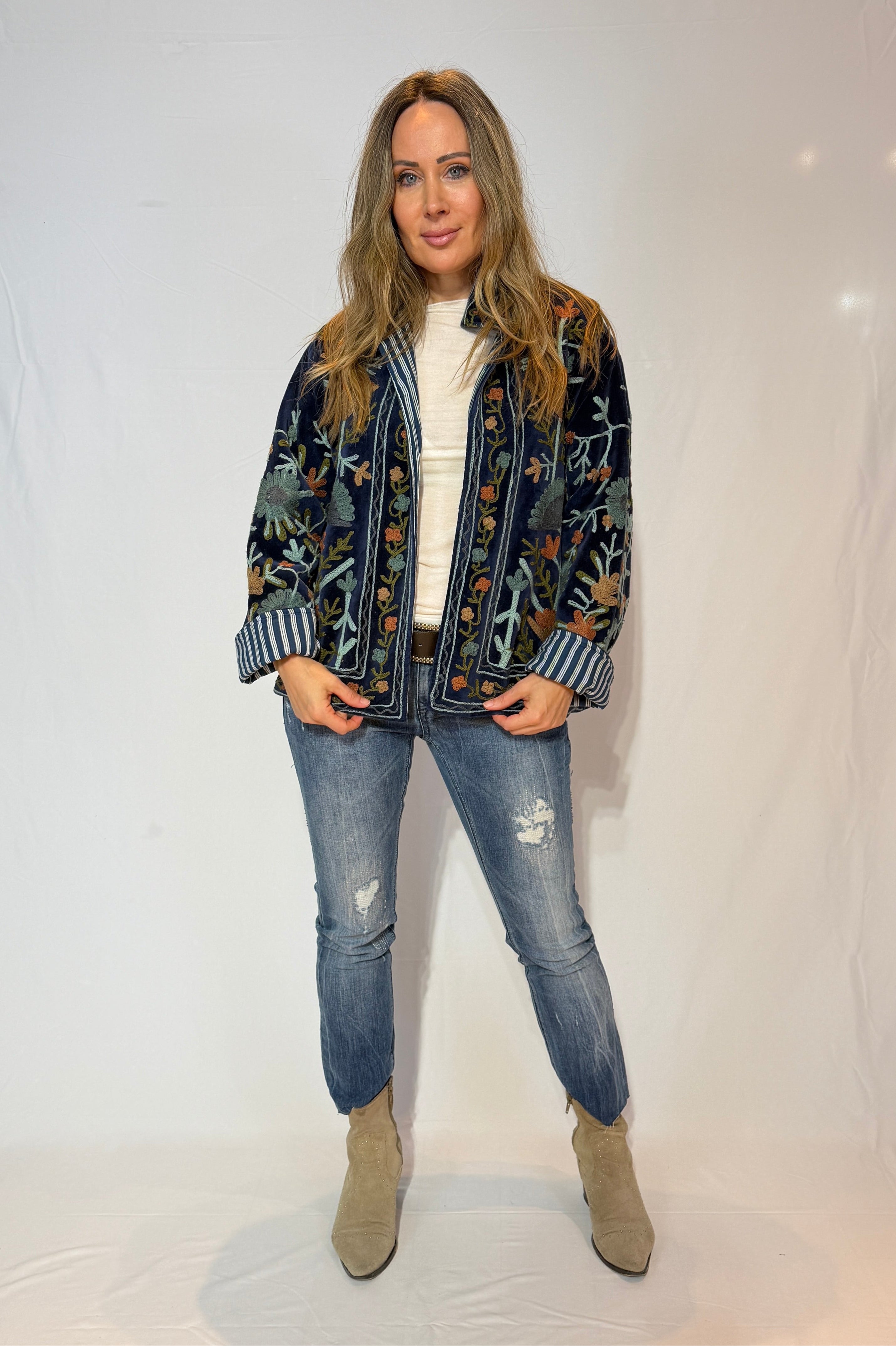 Suzani-Samtjacke, handbestickt – Nachtblaue Wildwiese