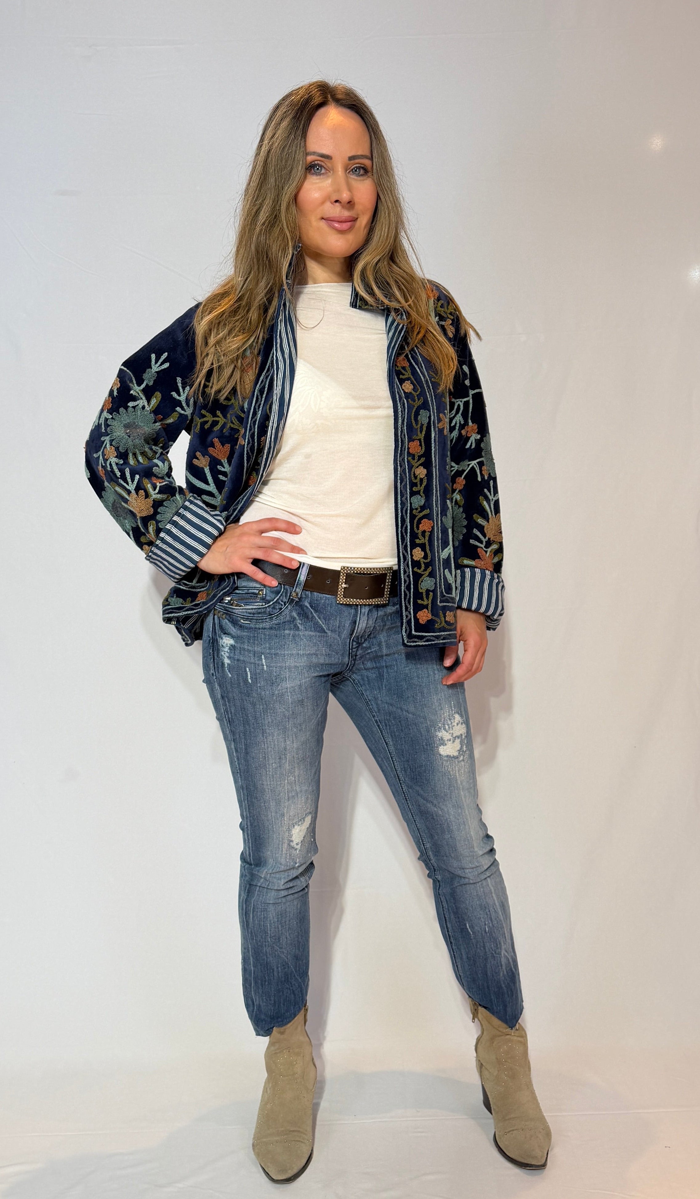 Suzani-Samtjacke, handbestickt – Nachtblaue Wildwiese