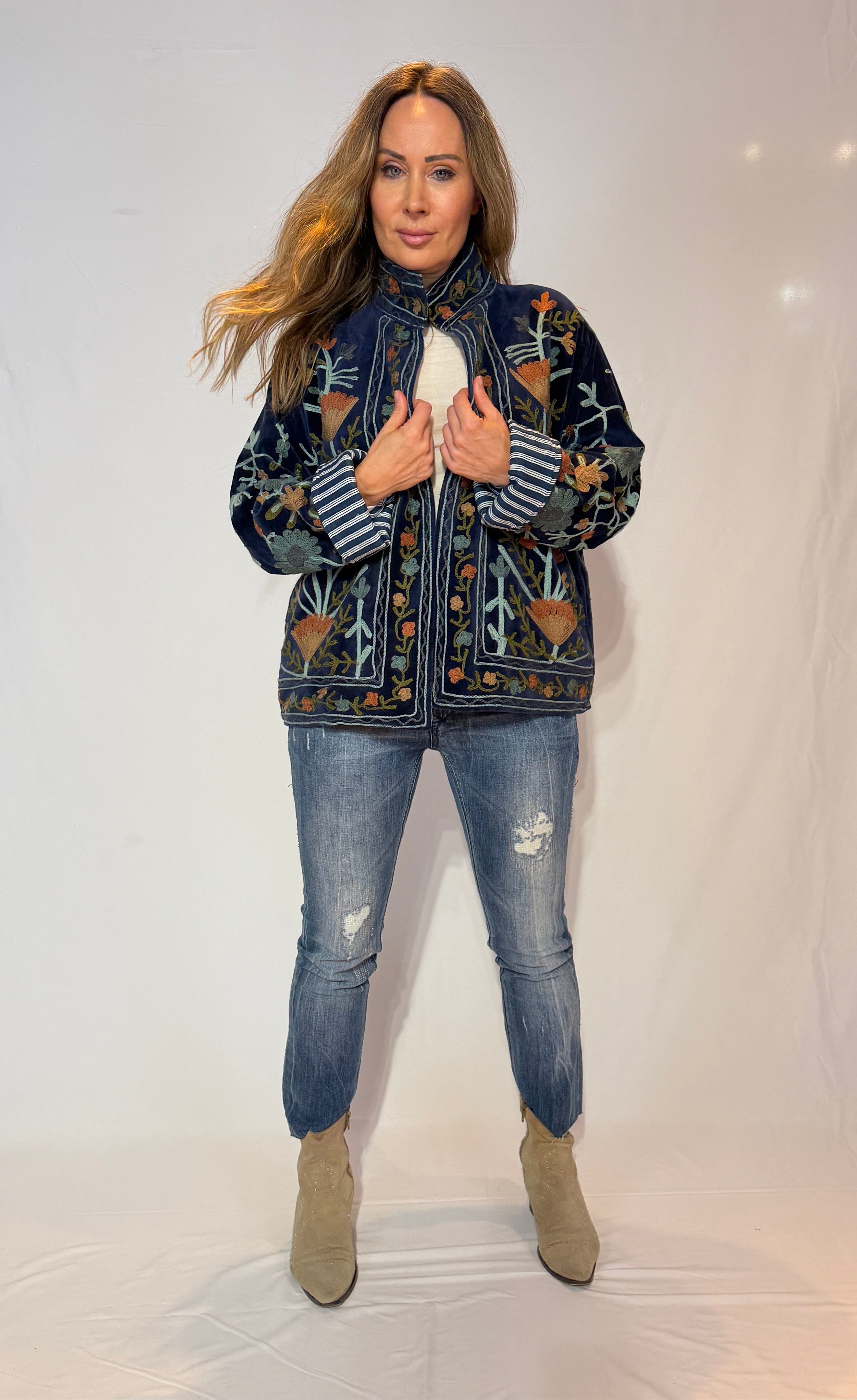 Suzani-Samtjacke, handbestickt – Nachtblaue Wildwiese