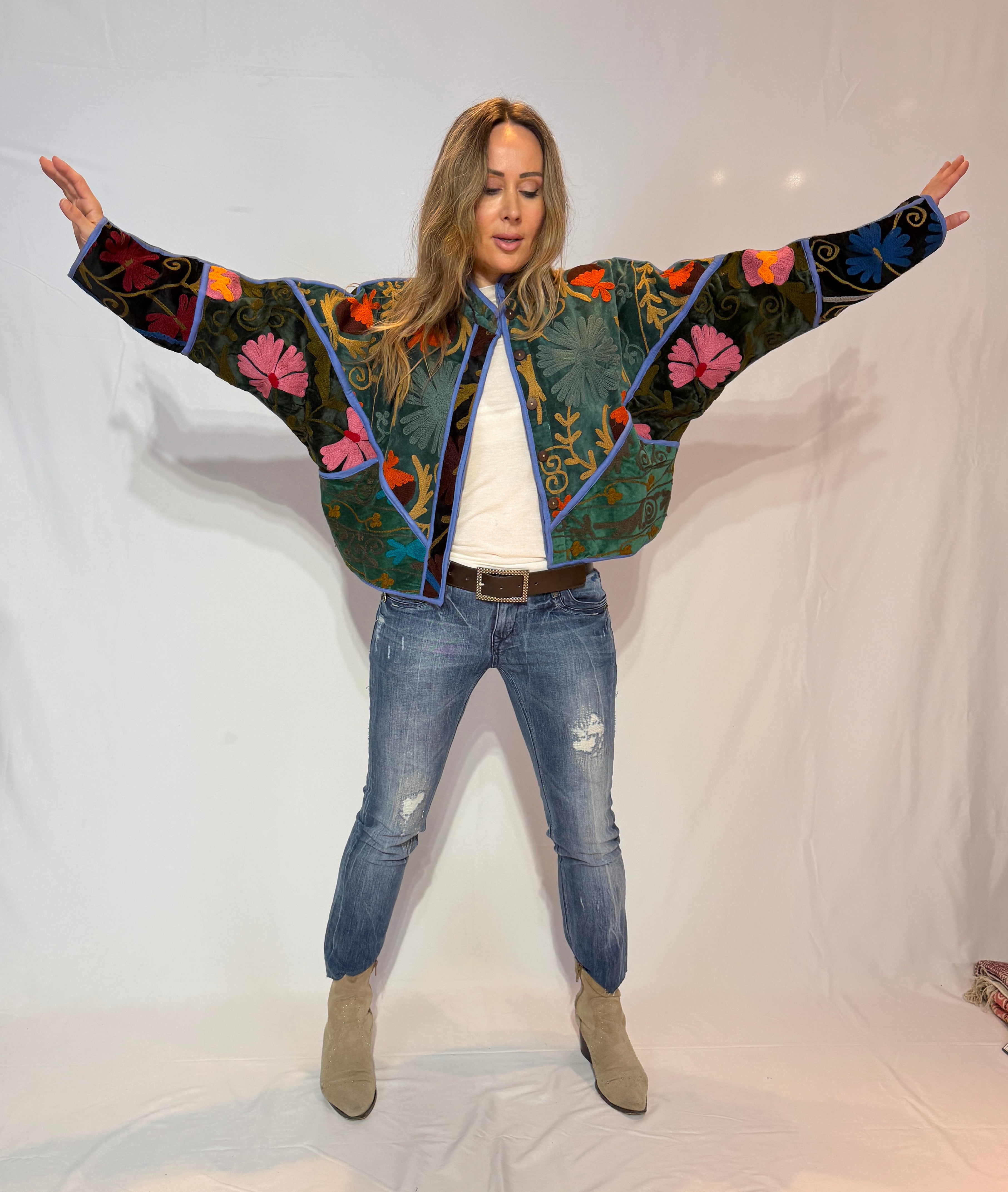 Suzani-Samtjacke, handbestickt – Bunter Blütengarten