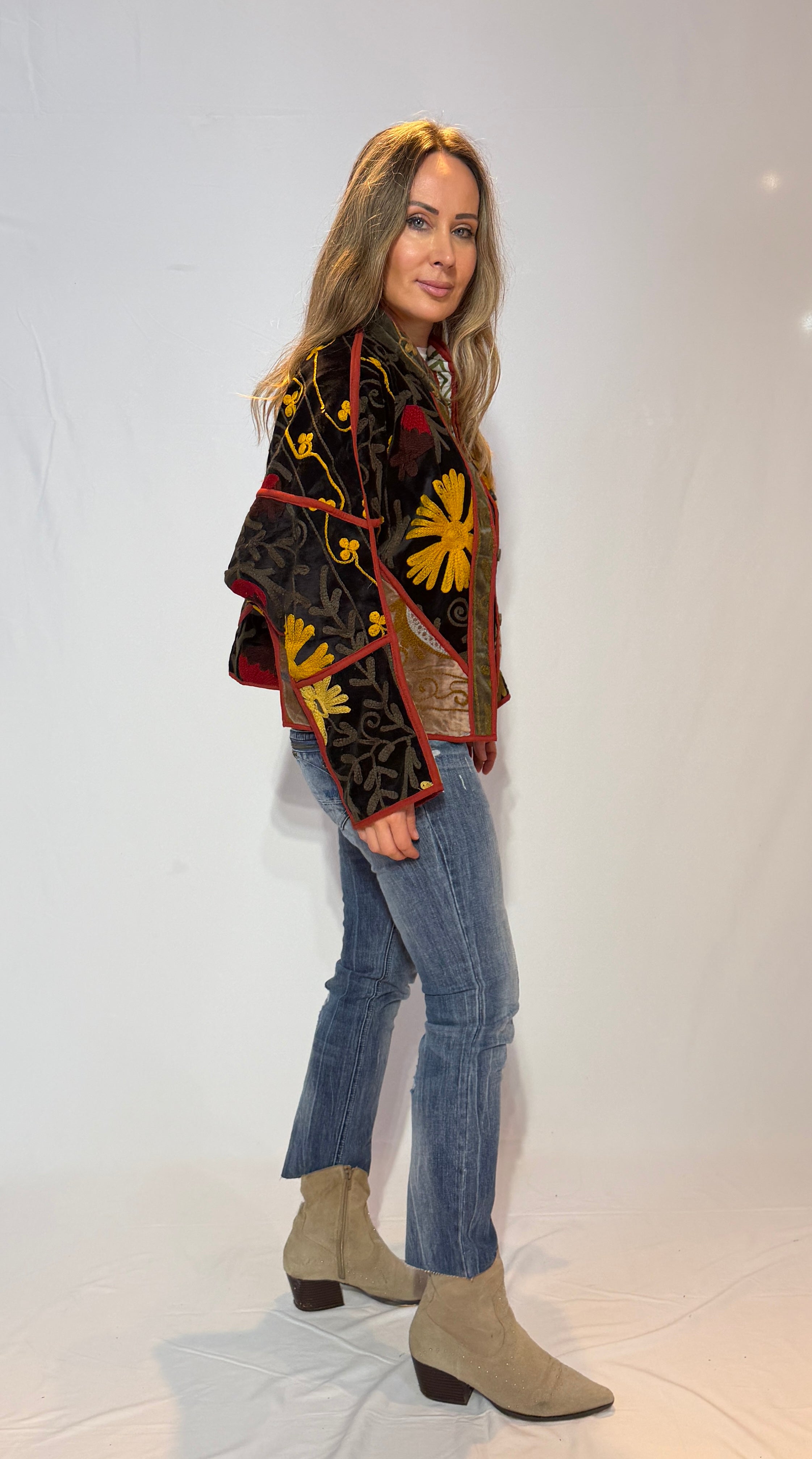 Suzani handbestickte Samtjacke – Goldene Blüte & Rote Ranke