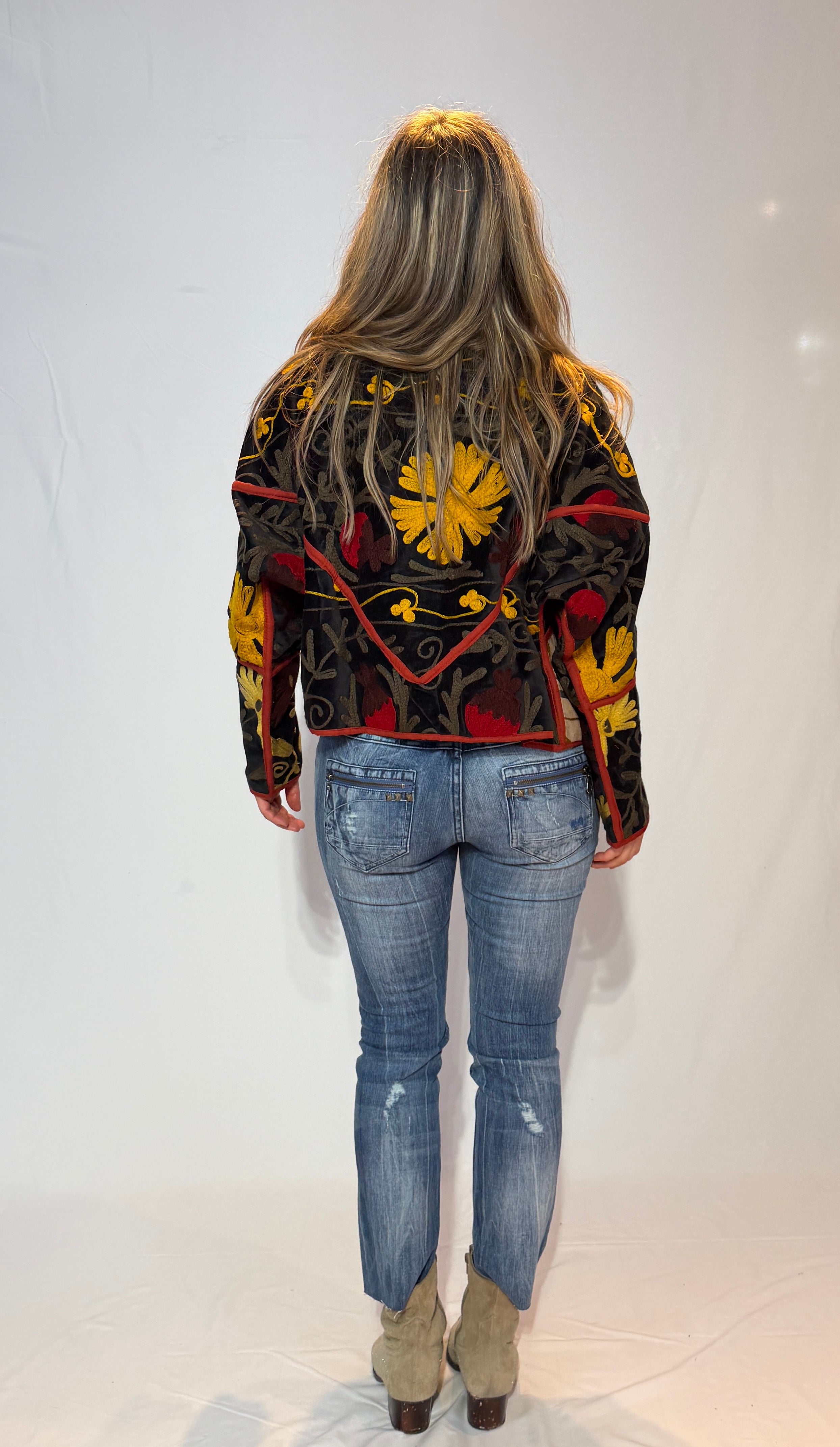 Suzani handbestickte Samtjacke – Goldene Blüte & Rote Ranke