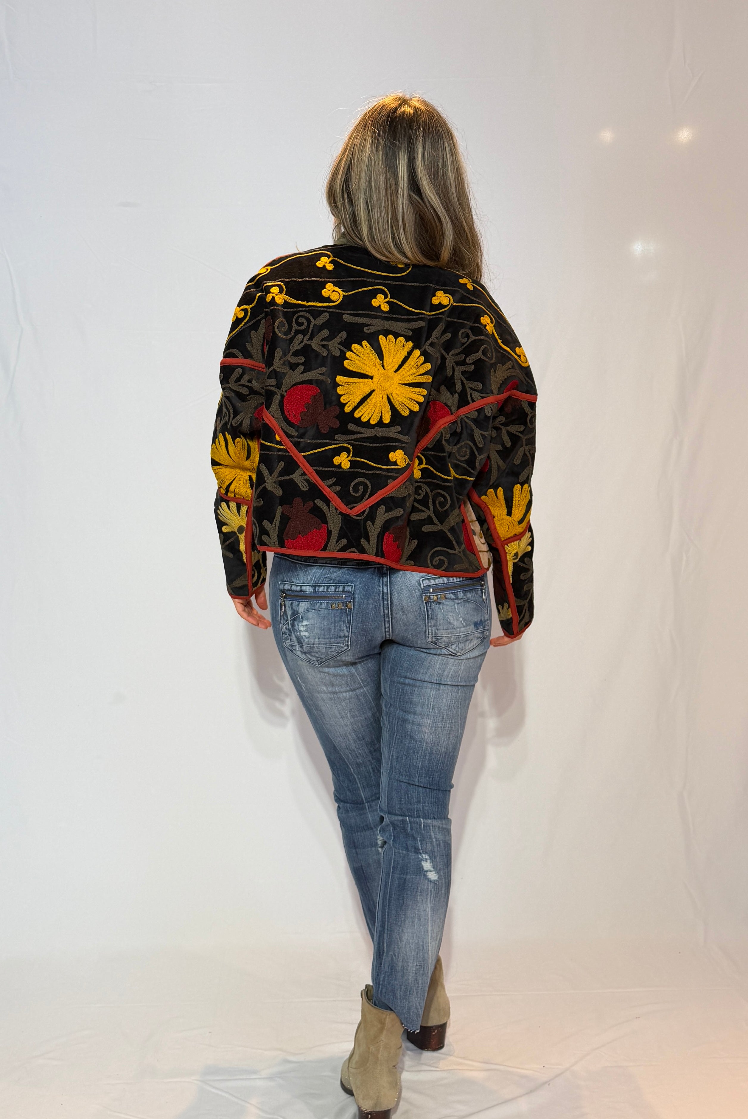 Suzani handbestickte Samtjacke – Goldene Blüte & Rote Ranke