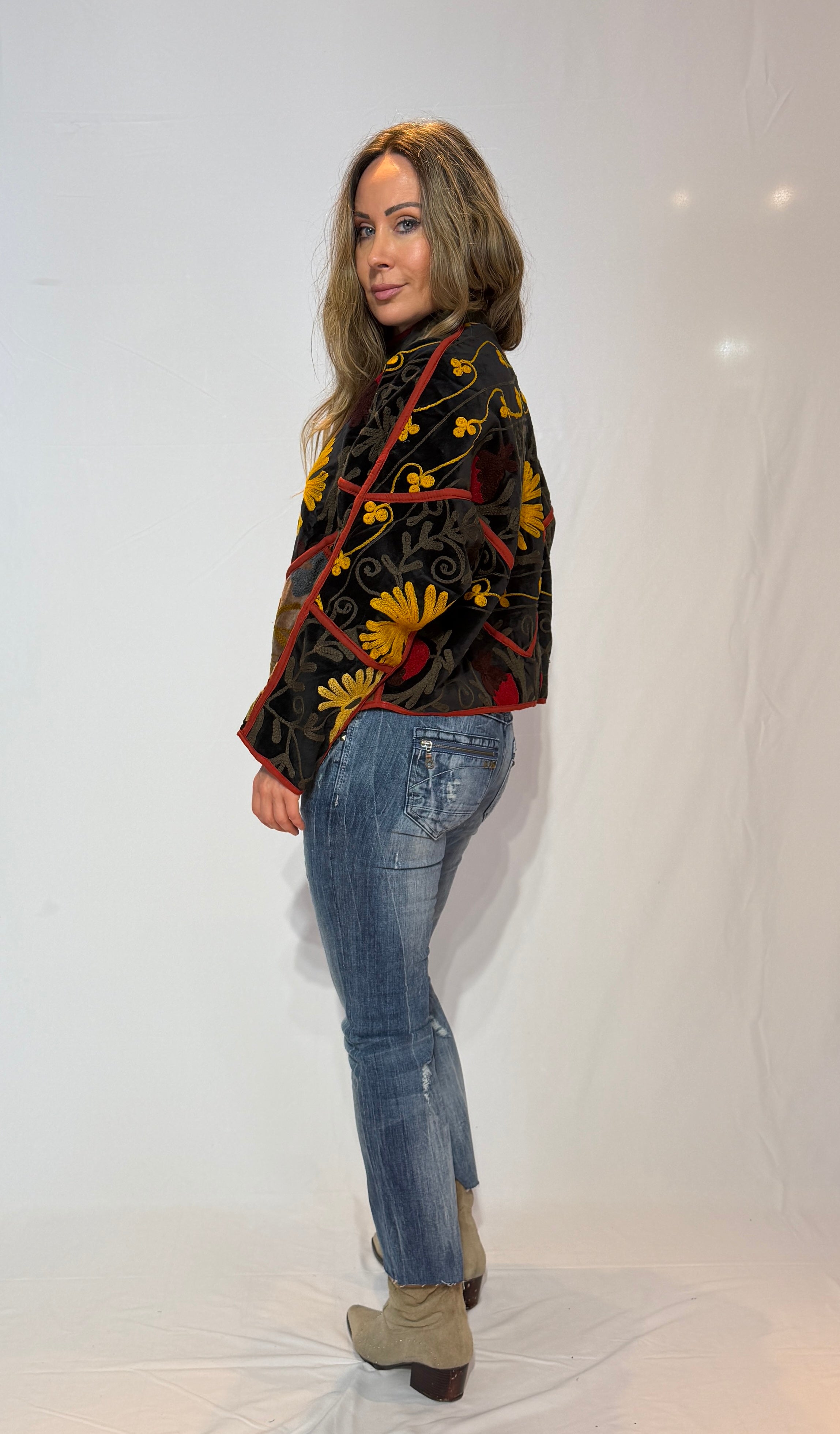 Suzani handbestickte Samtjacke – Goldene Blüte & Rote Ranke