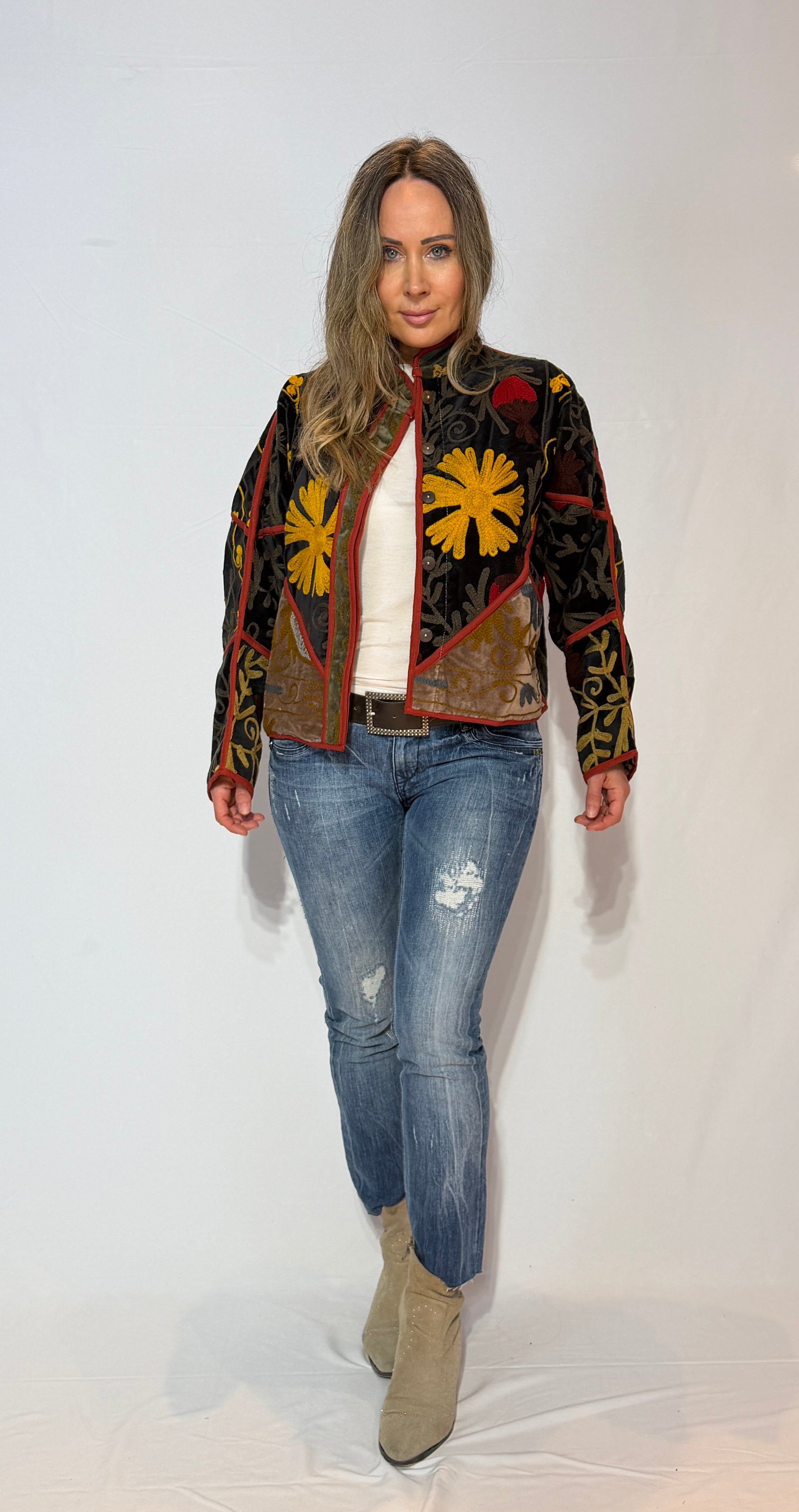 Suzani handbestickte Samtjacke – Goldene Blüte & Rote Ranke