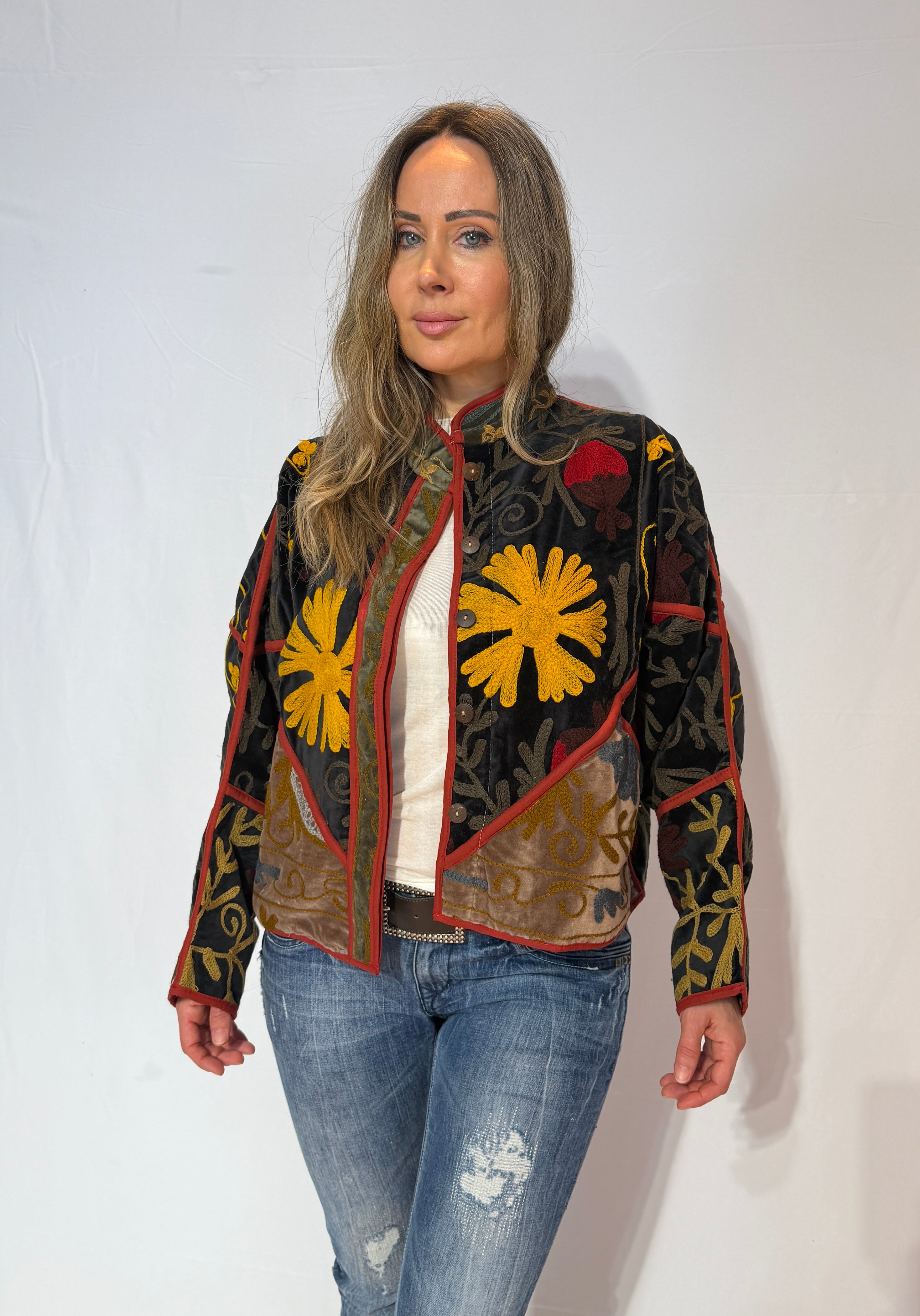 Suzani handbestickte Samtjacke – Goldene Blüte & Rote Ranke