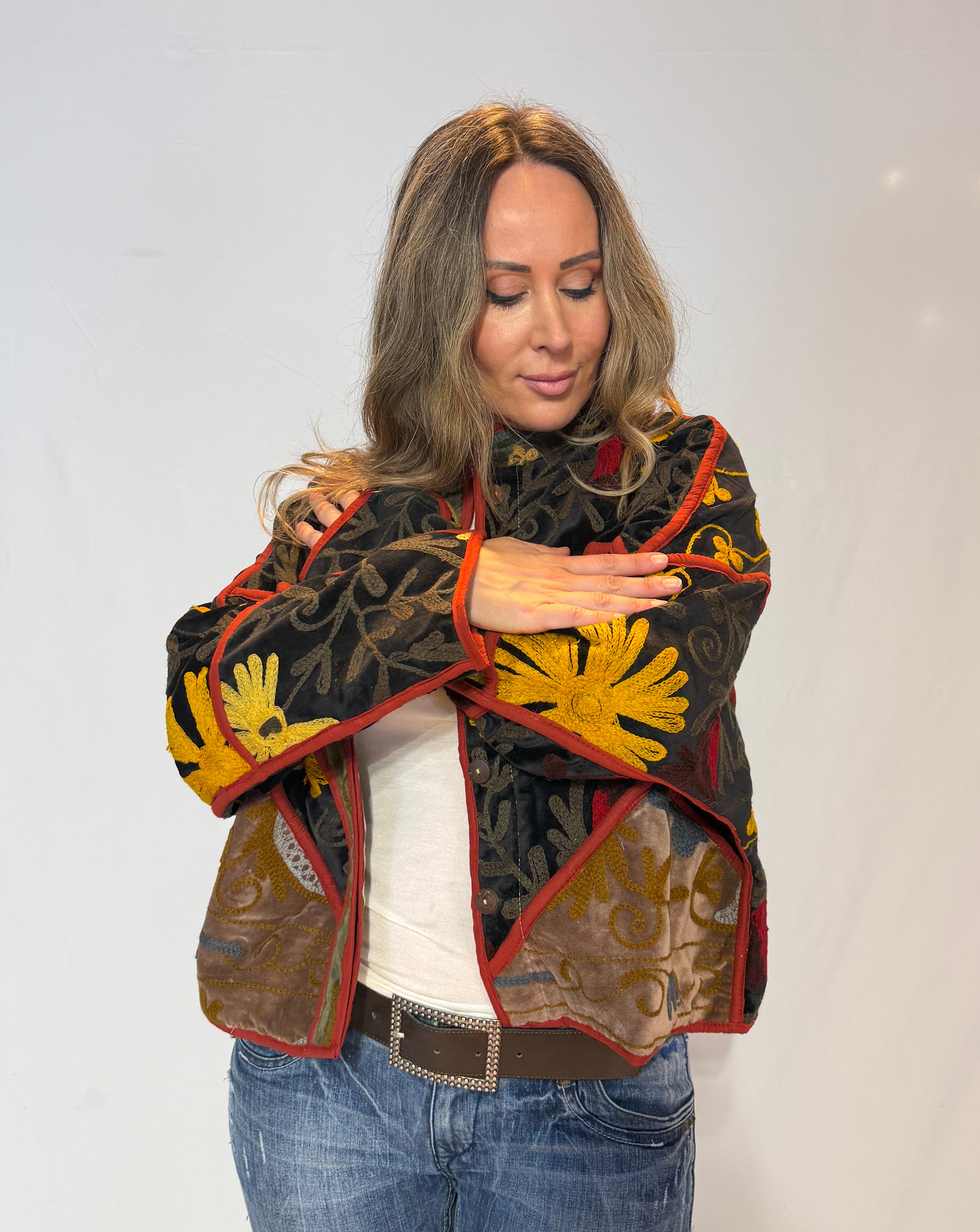 Suzani handbestickte Samtjacke – Goldene Blüte & Rote Ranke