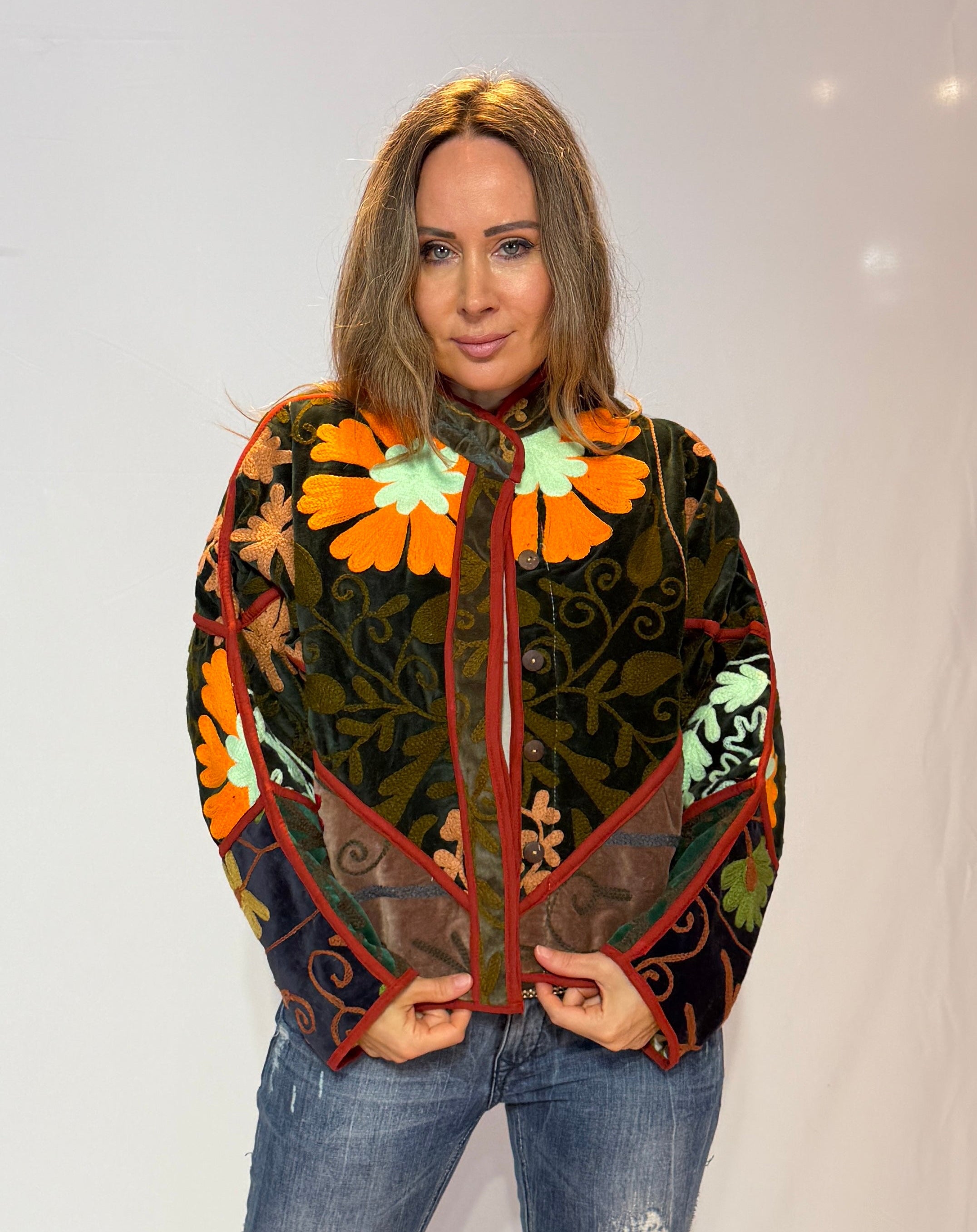 Suzani handbestickte Samtjacke – Bunter Blumengarten