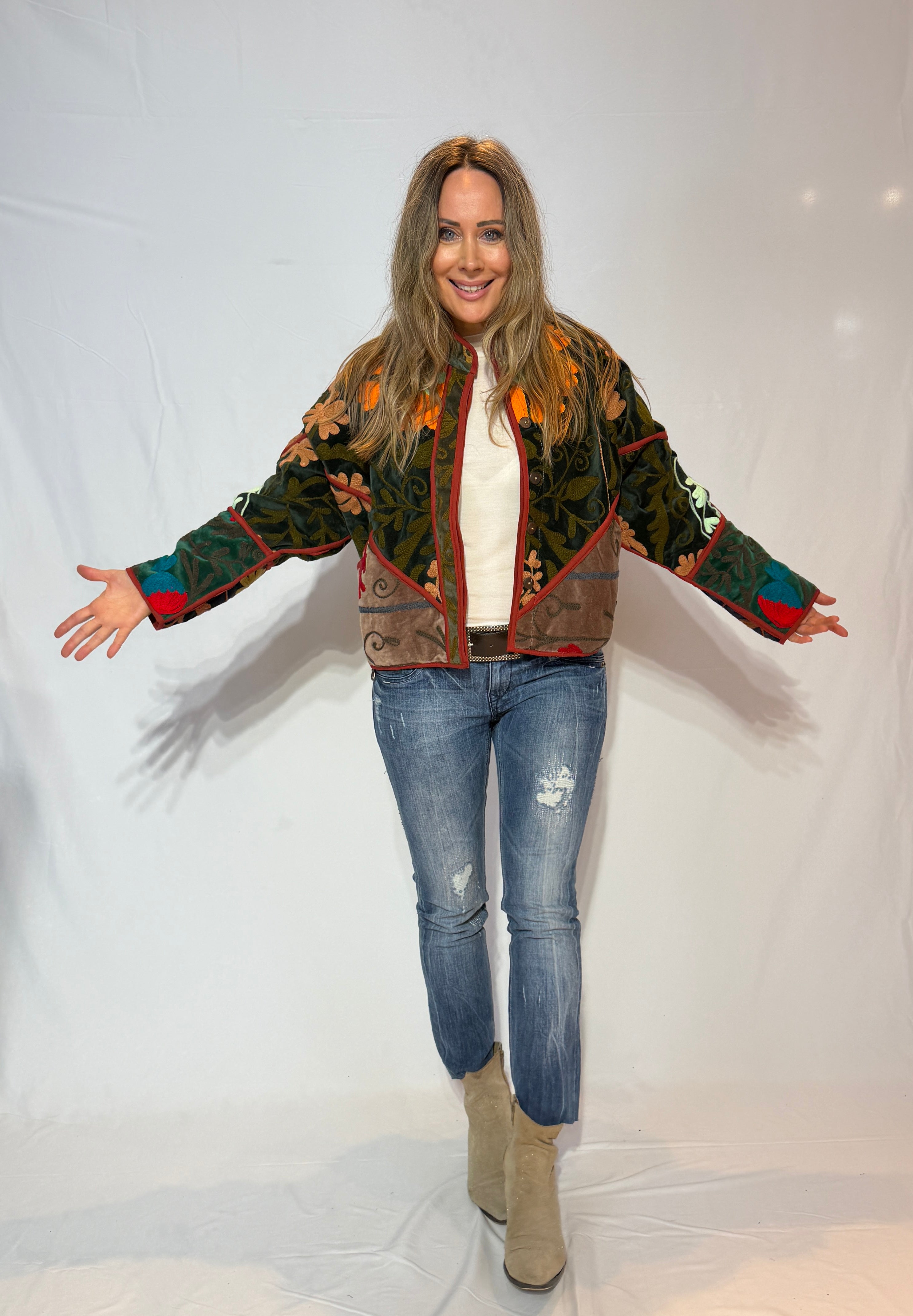 Suzani handbestickte Samtjacke – Bunter Blumengarten