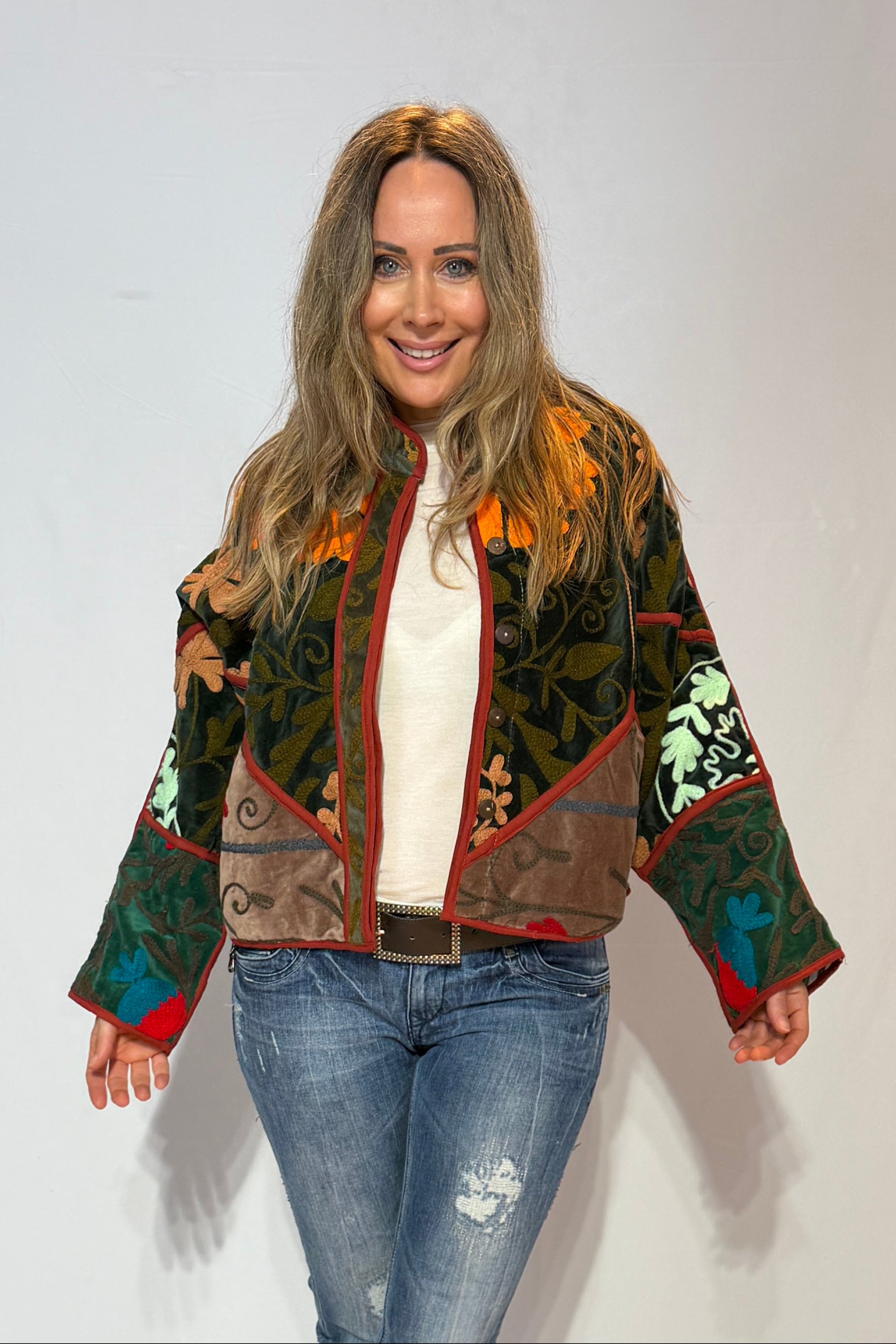 Suzani handbestickte Samtjacke – Bunter Blumengarten