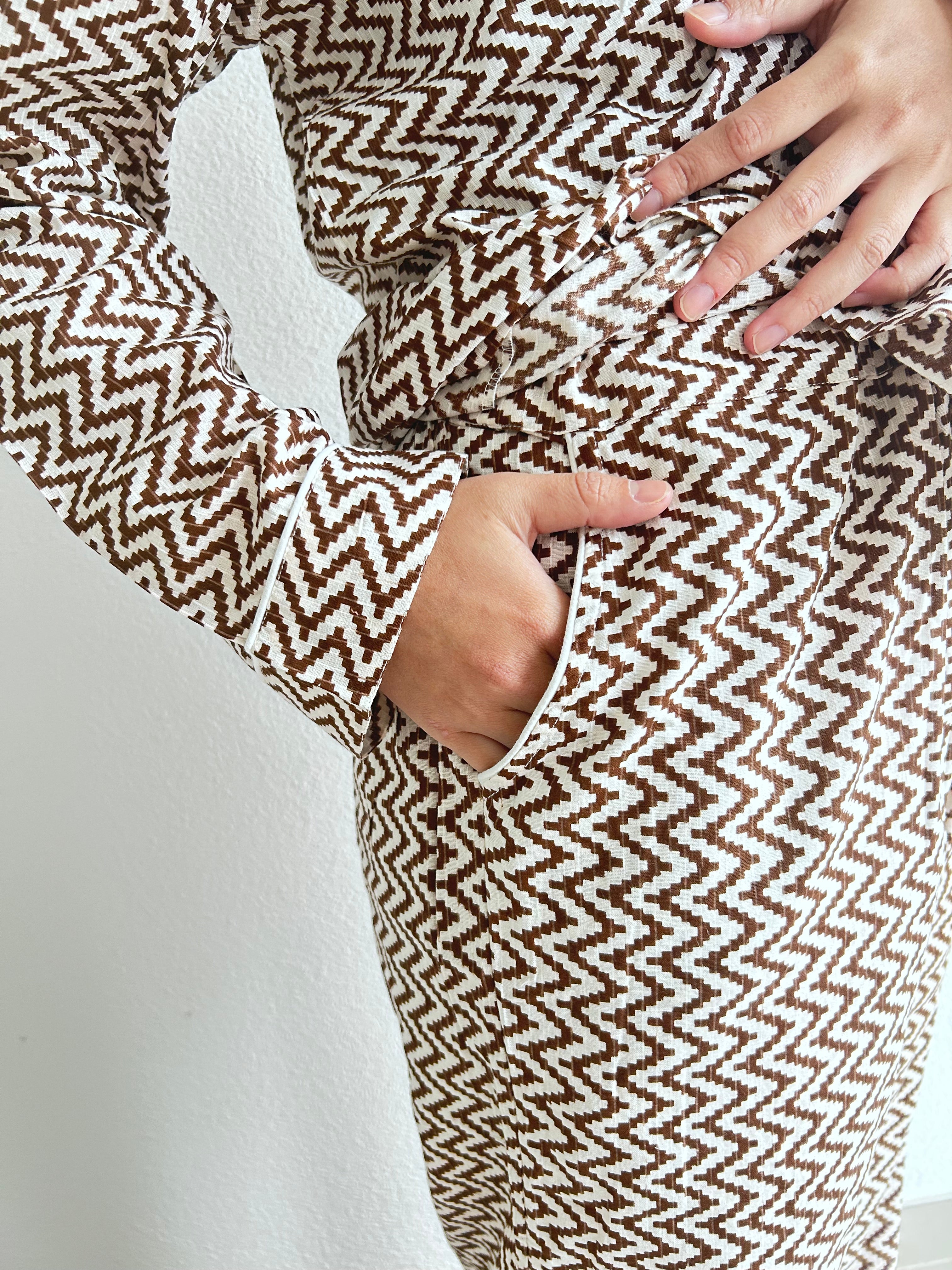 Brauner Mirage-Pyjama mit Handblockdruck