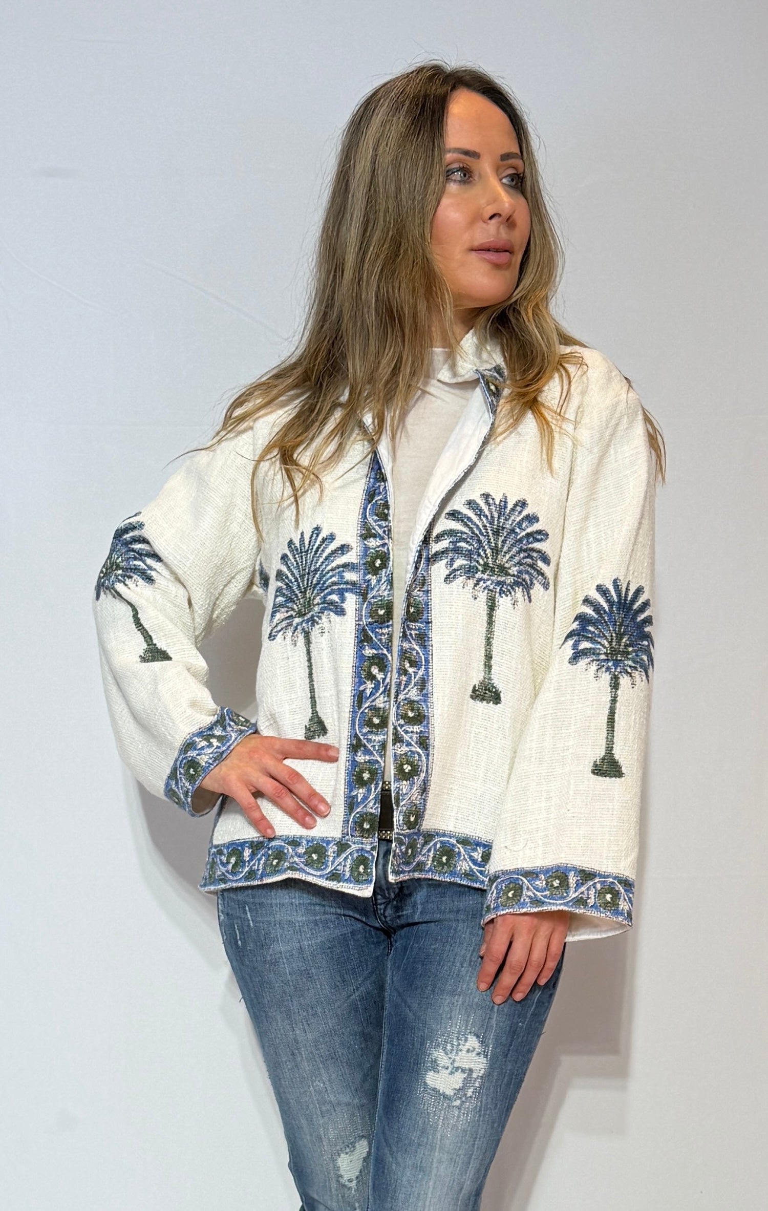 Handbestickte Suzani-Baumwolljacke – Elfenbeinfarbene Palme & Blaue Weinrebe