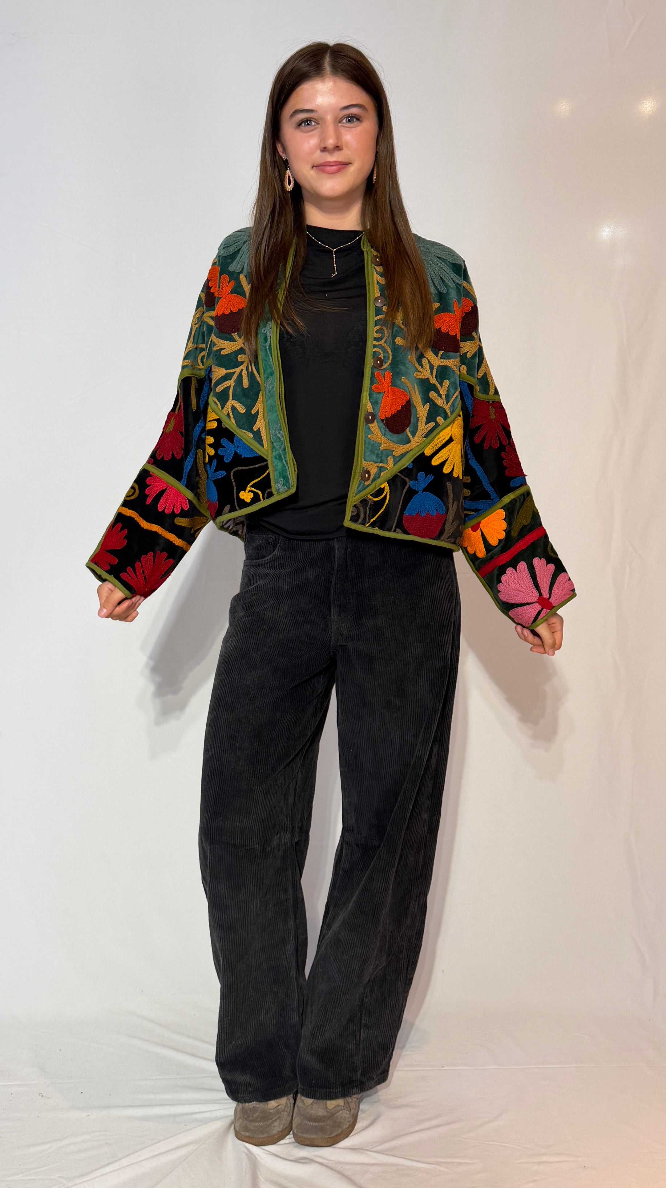 Suzani handbestickte Samtjacke – Lebhafte Blumenwiese