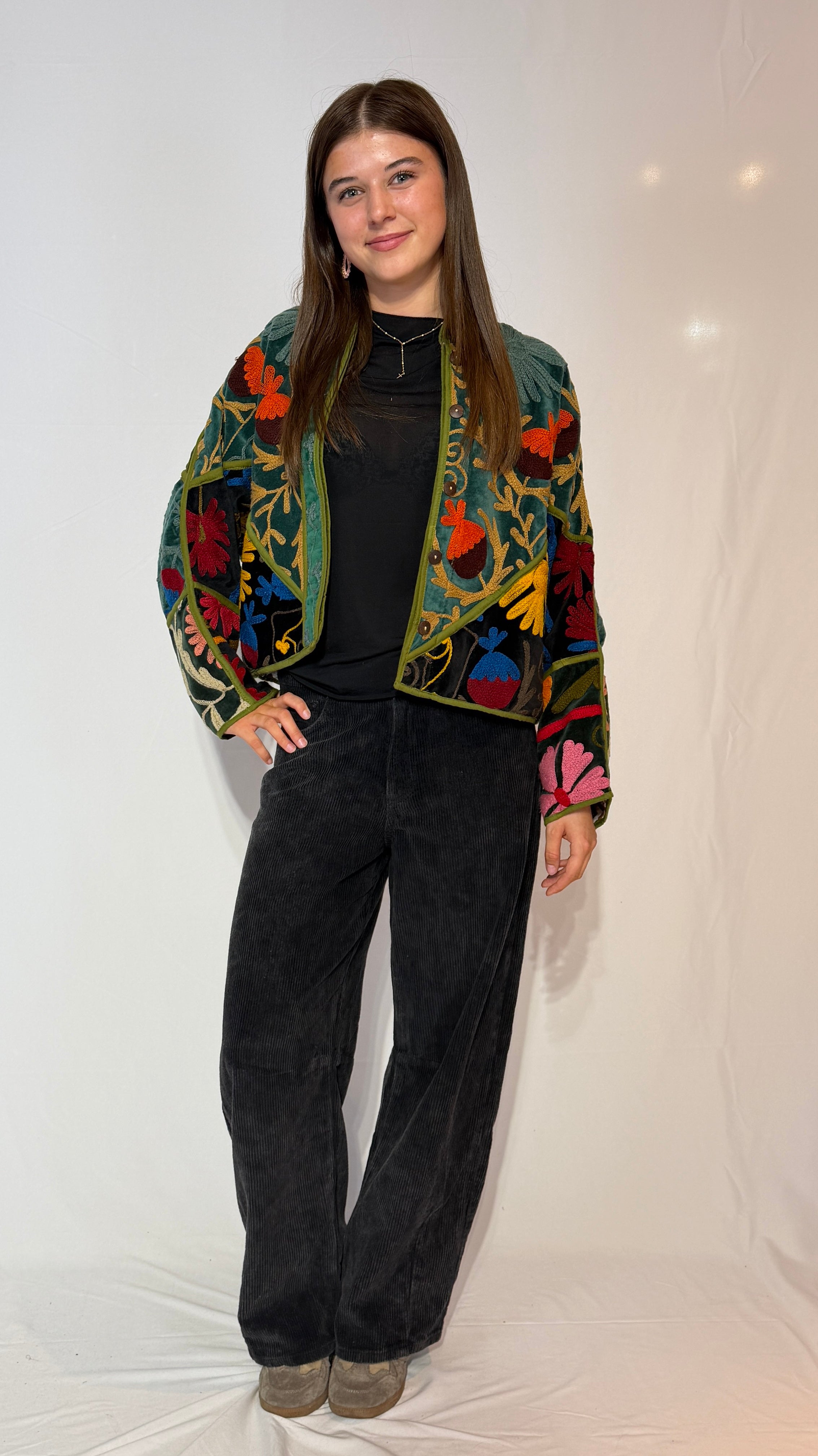 Suzani handbestickte Samtjacke – Lebhafte Blumenwiese
