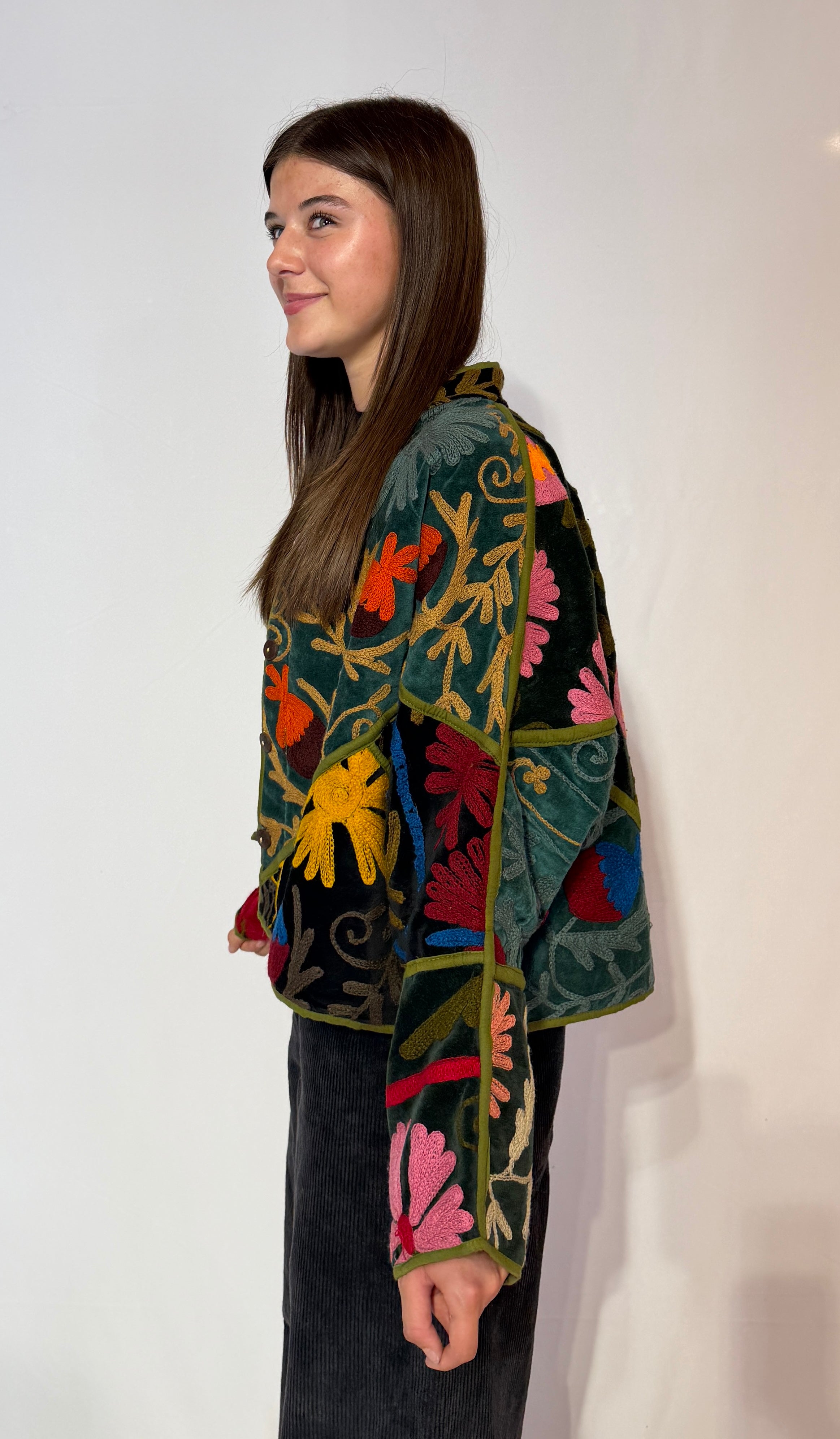 Suzani handbestickte Samtjacke – Lebhafte Blumenwiese