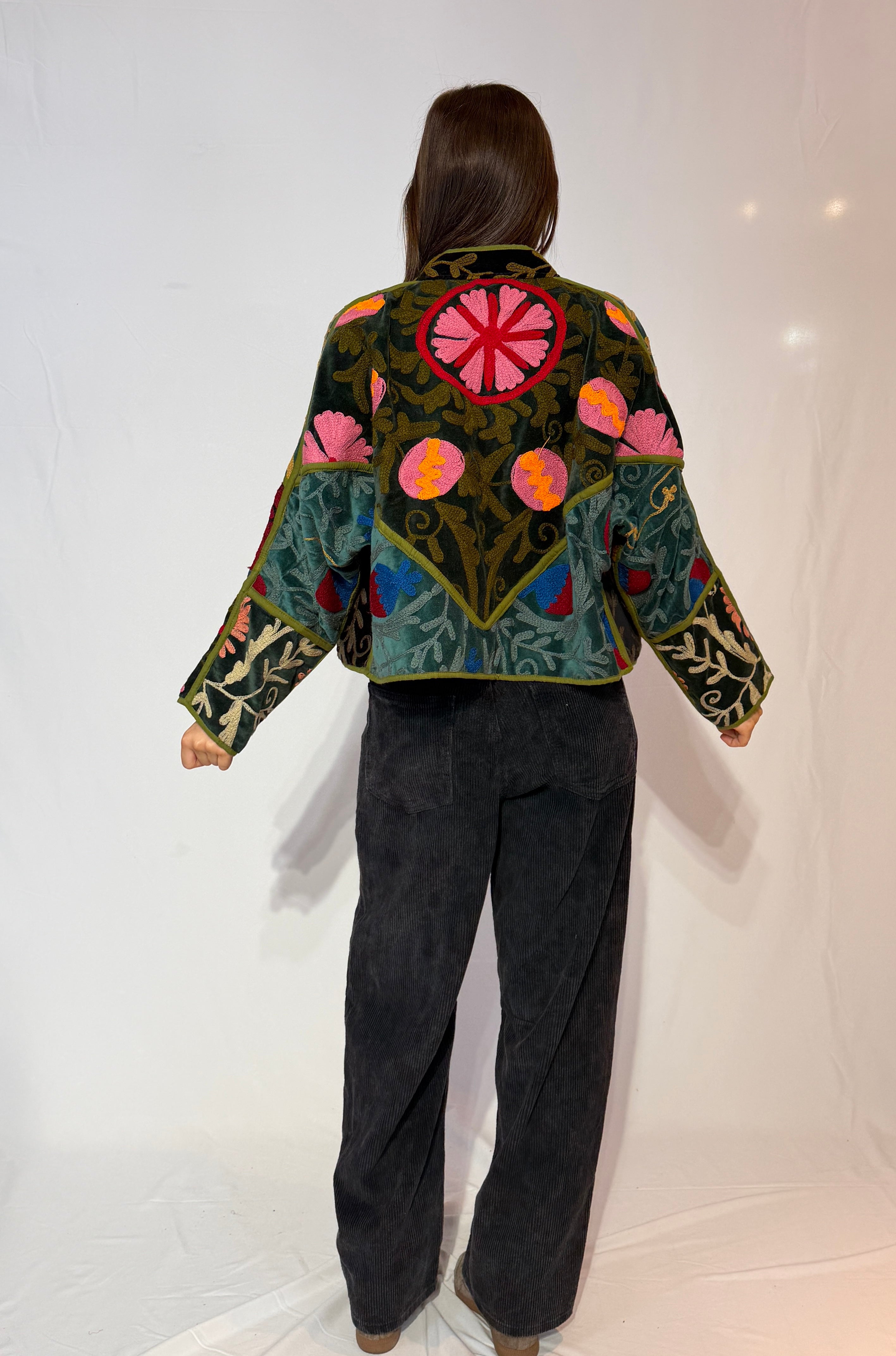 Suzani handbestickte Samtjacke – Lebhafte Blumenwiese