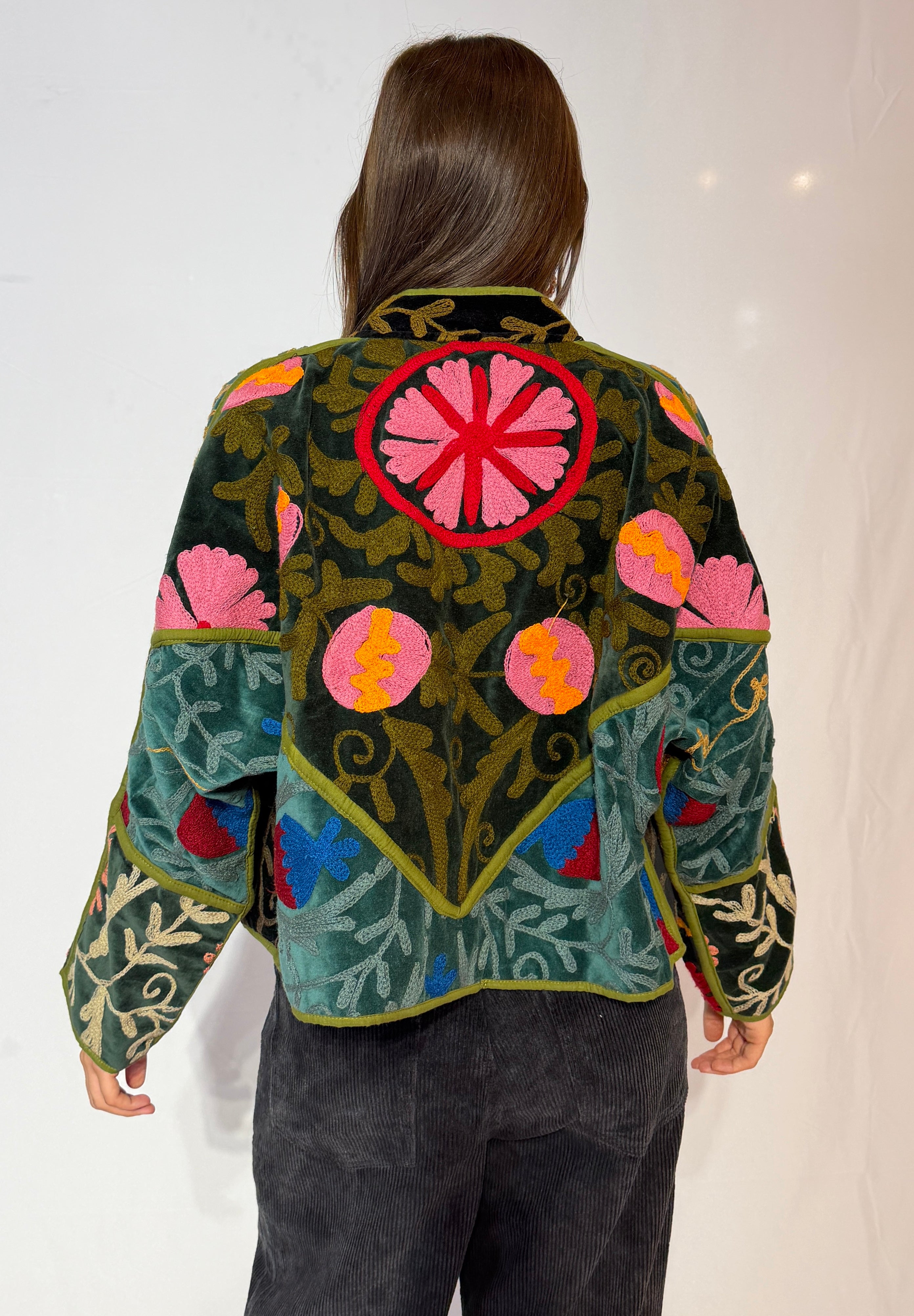 Suzani handbestickte Samtjacke – Lebhafte Blumenwiese