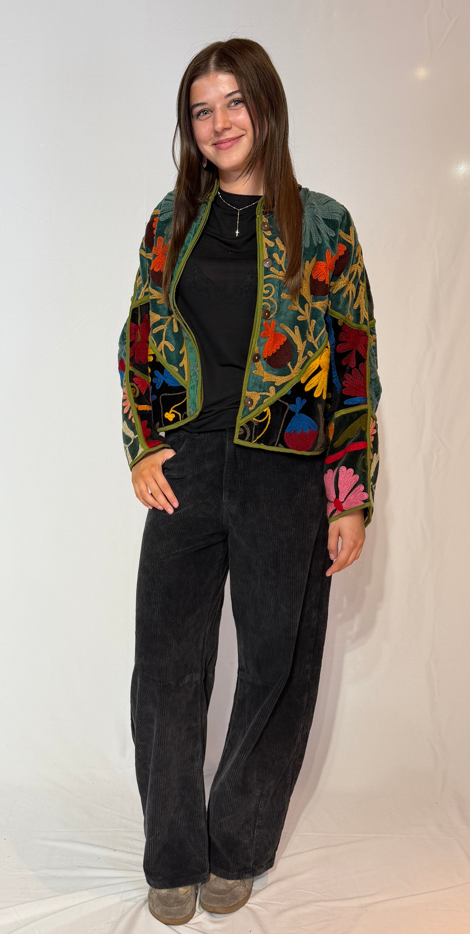 Suzani handbestickte Samtjacke – Lebhafte Blumenwiese