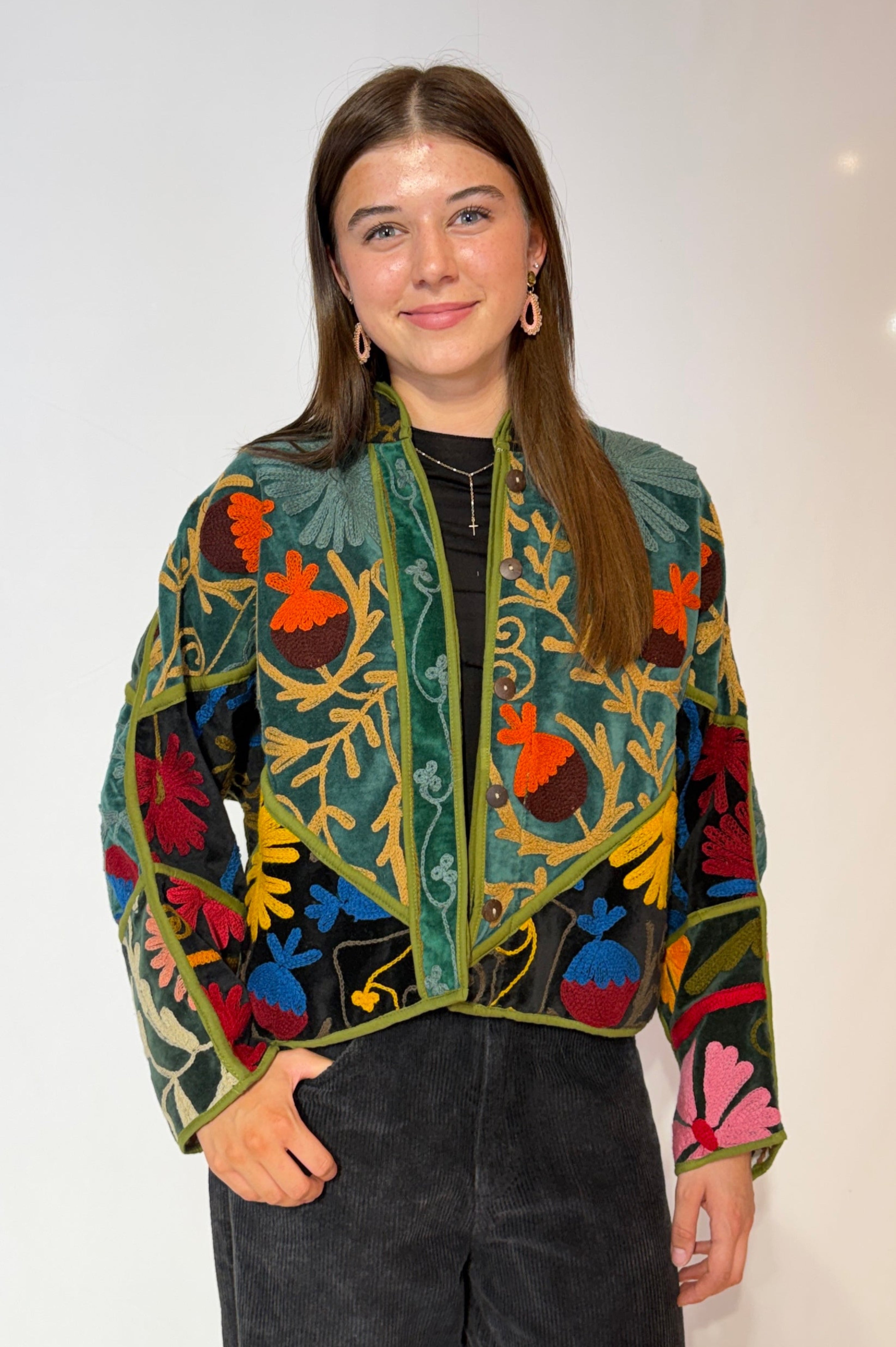 Suzani handbestickte Samtjacke – Lebhafte Blumenwiese