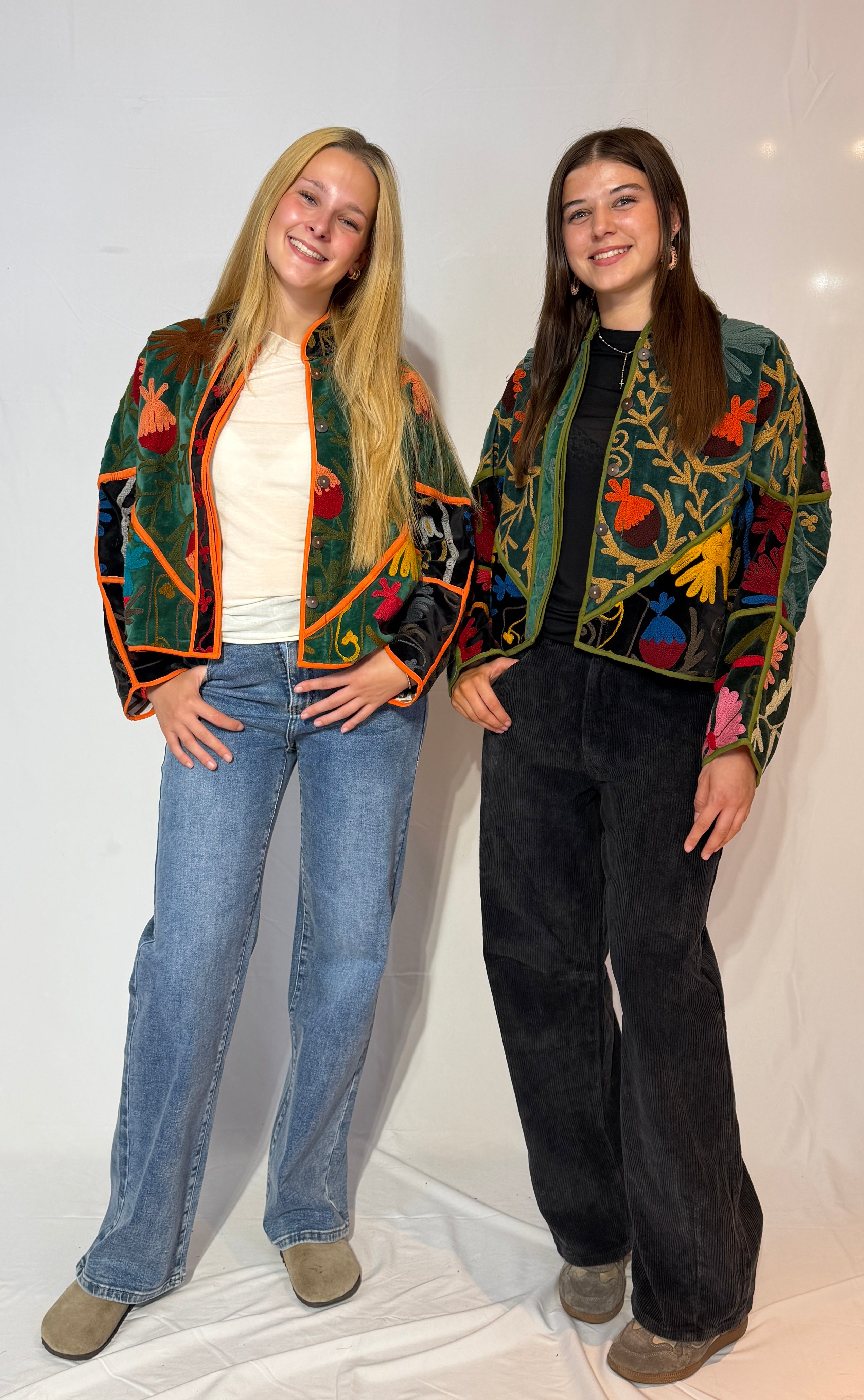 Suzani handbestickte Samtjacke – Lebhafte Blumenwiese