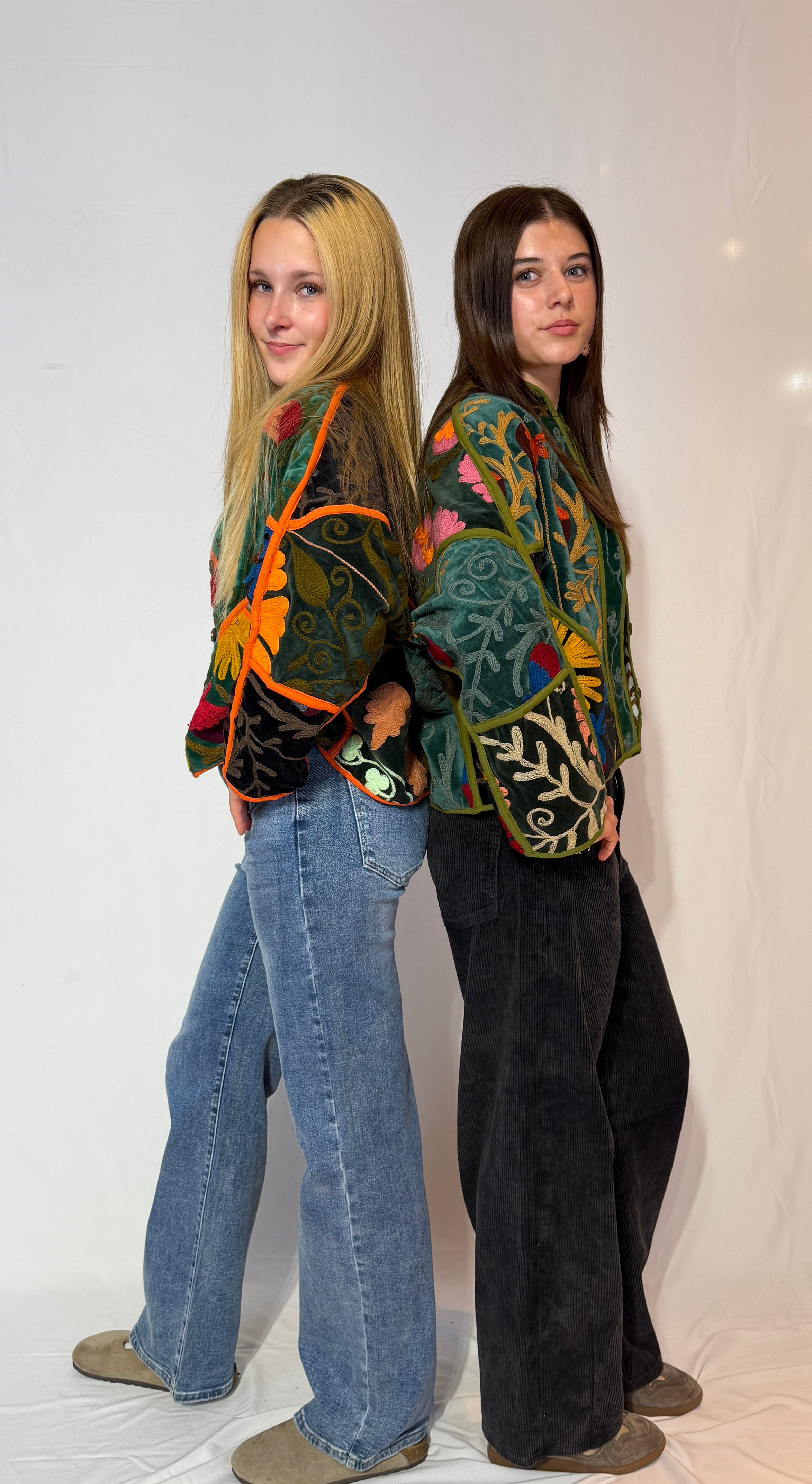 Suzani handbestickte Samtjacke – Lebhafte Blumenwiese