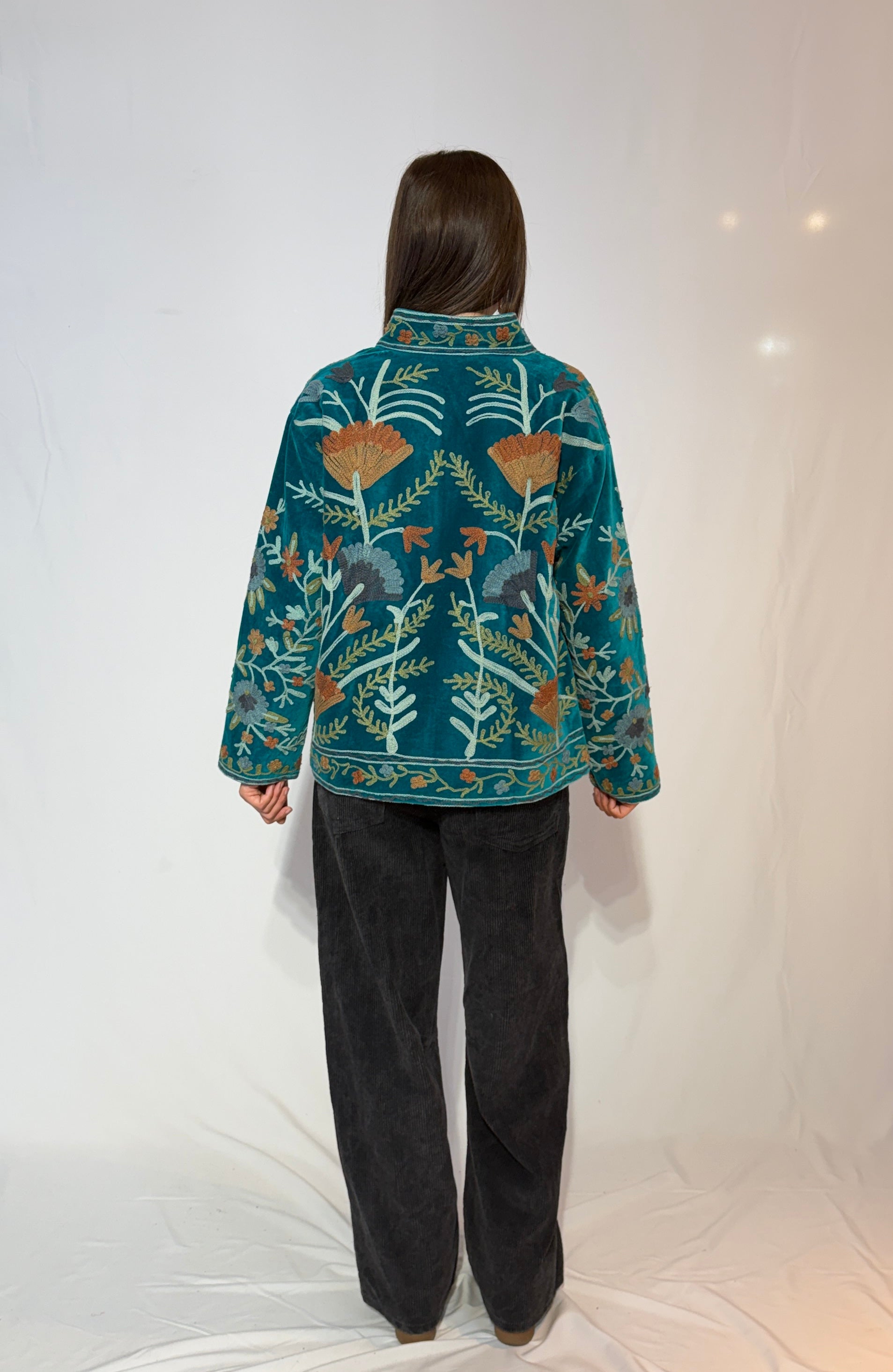 Suzani-Samtjacke, handbestickt – Petrol Wildwiese