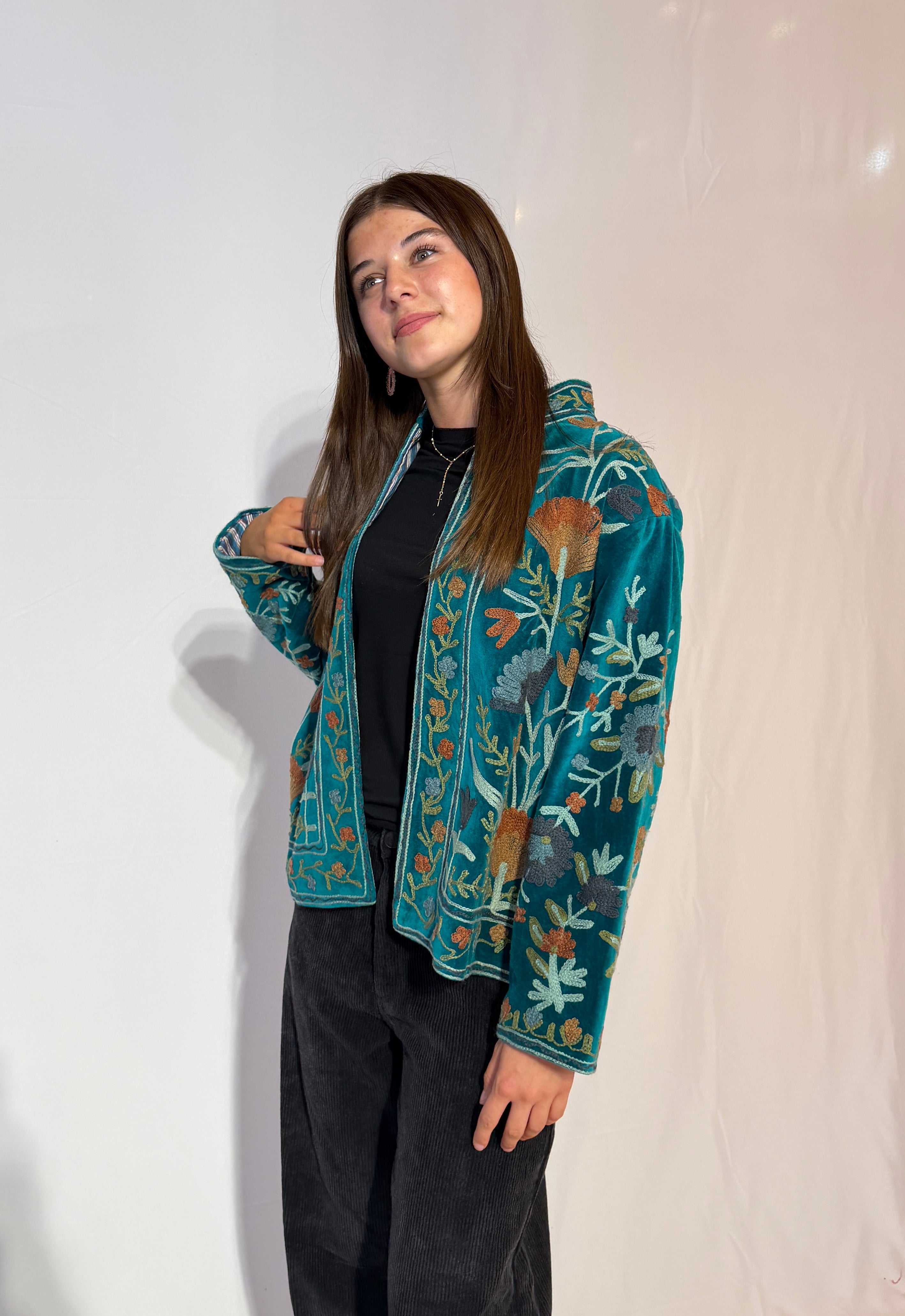 Suzani-Samtjacke, handbestickt – Petrol Wildwiese