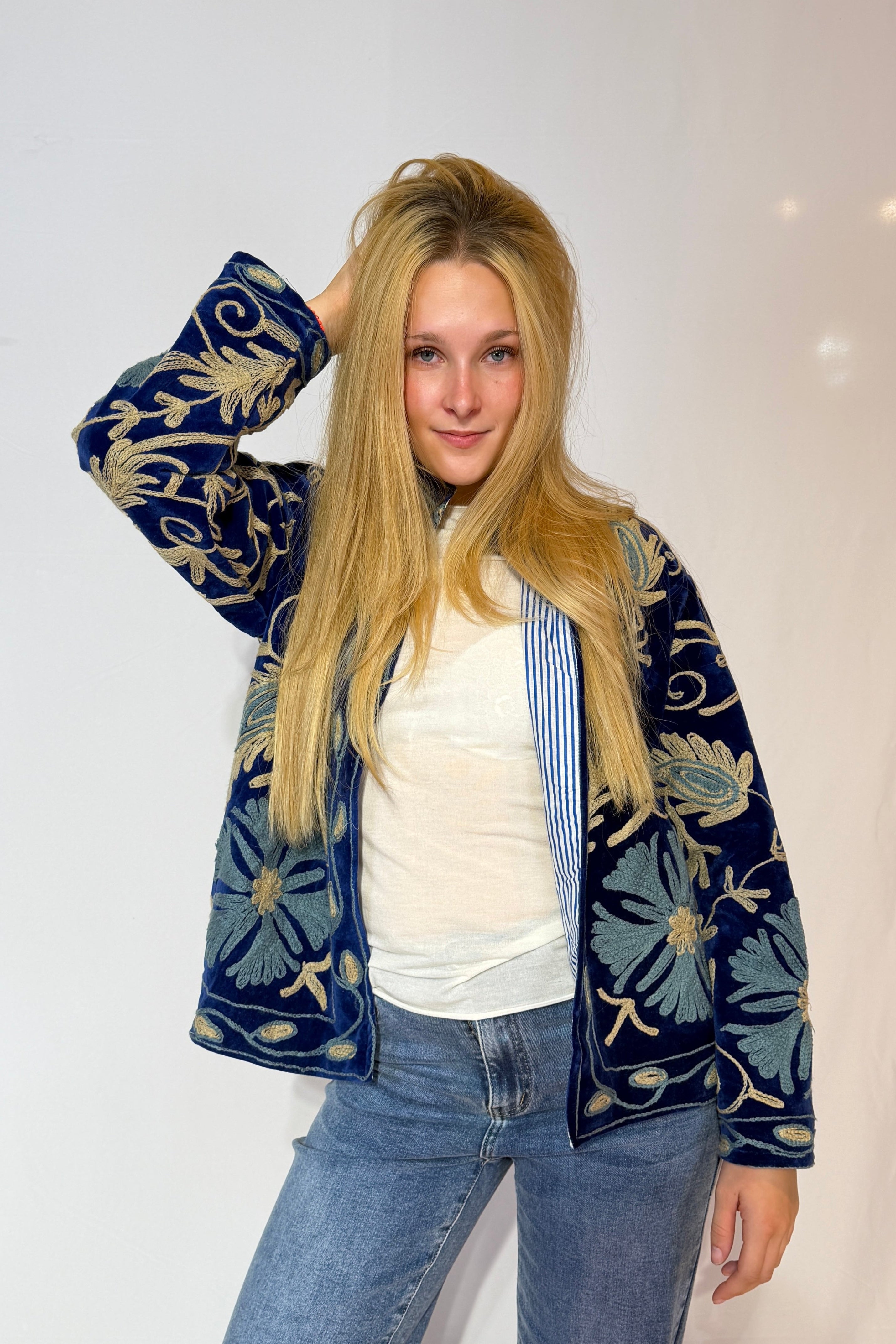 Suzani-Samtjacke, handbestickt – Marineblau & Elfenbein