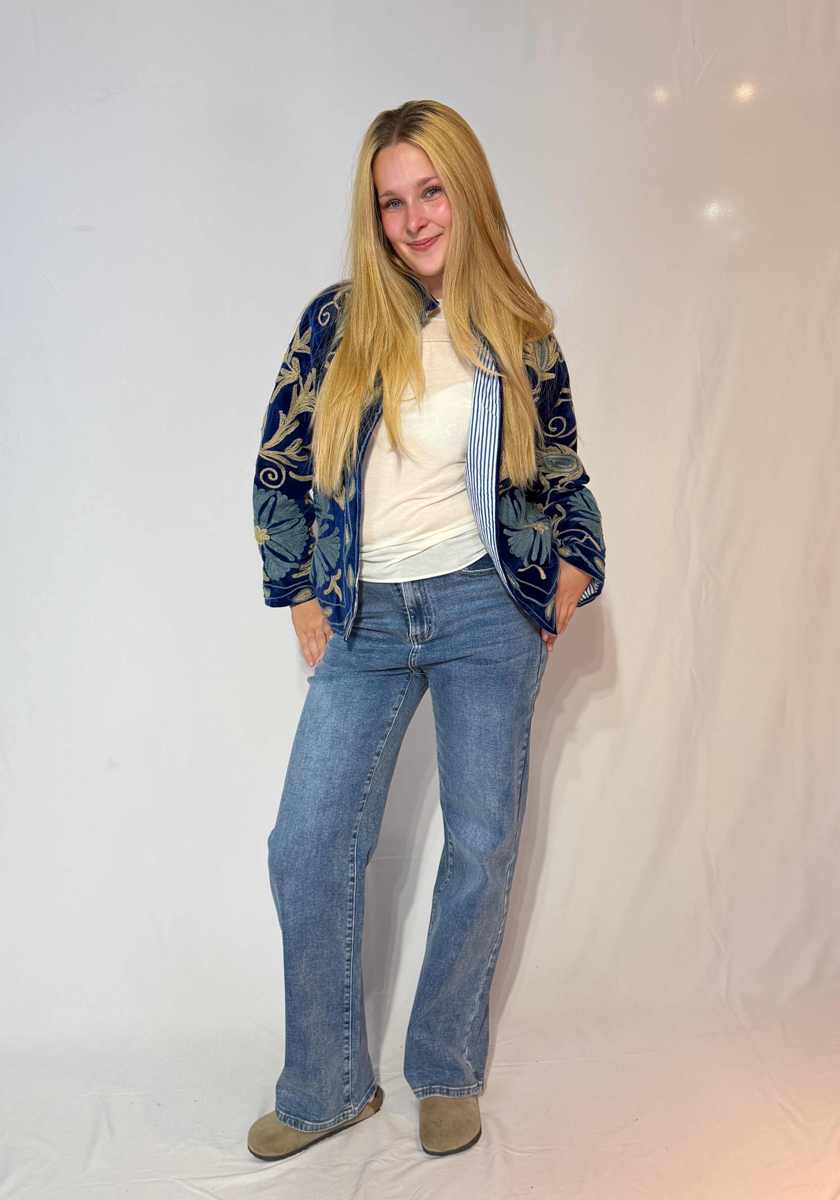 Suzani-Samtjacke, handbestickt – Marineblau & Elfenbein