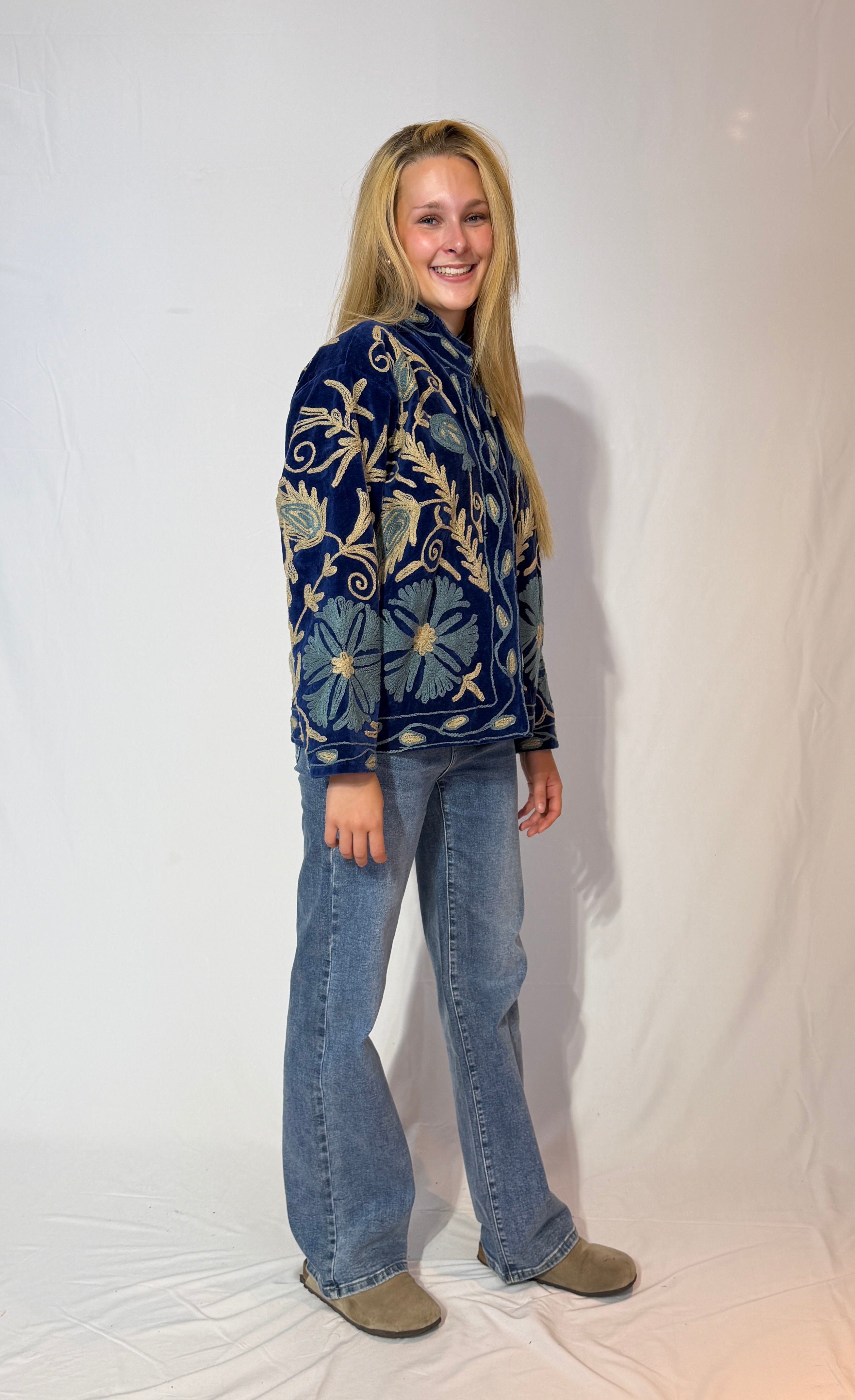 Suzani-Samtjacke, handbestickt – Marineblau & Elfenbein