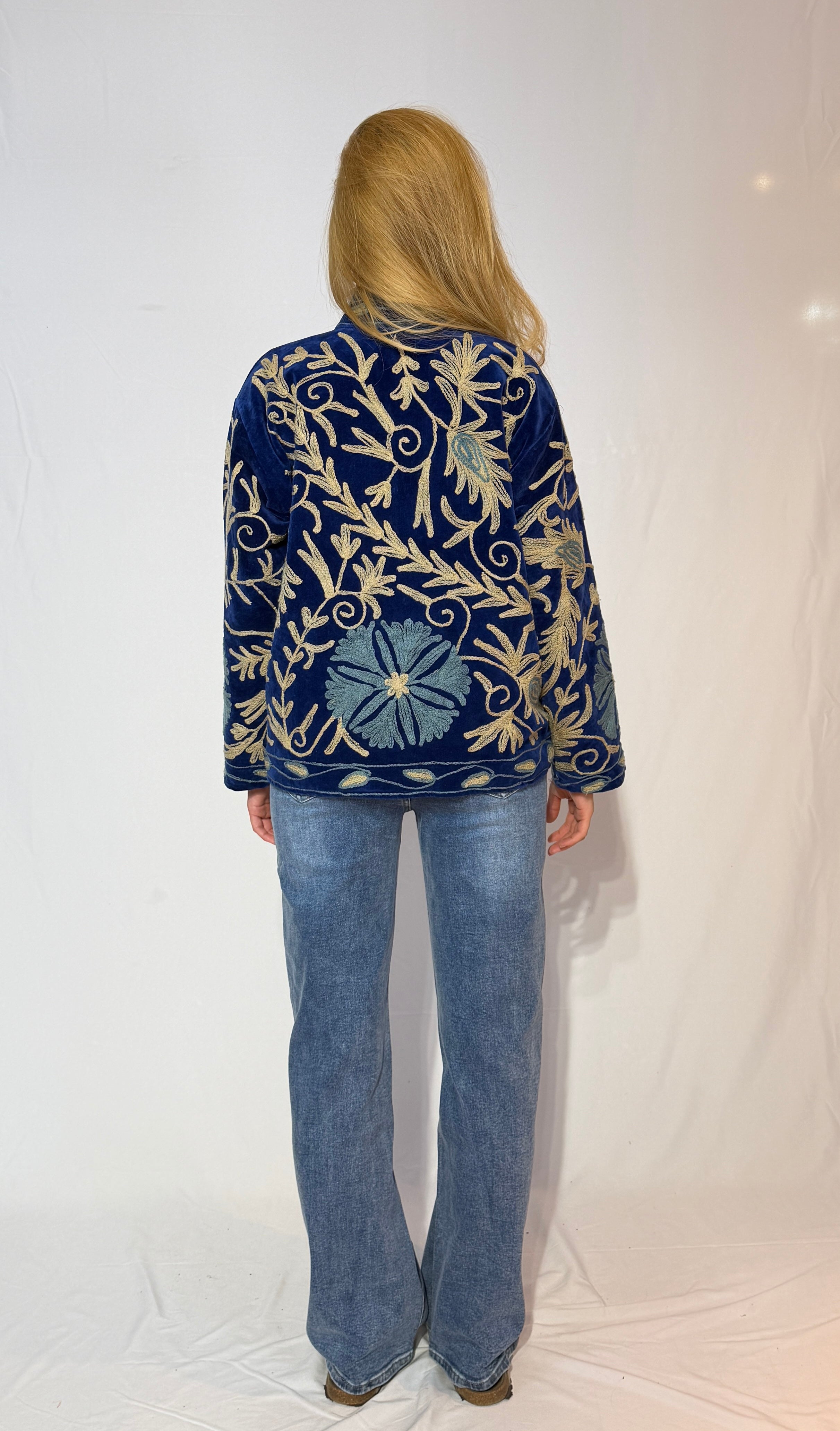 Suzani-Samtjacke, handbestickt – Marineblau & Elfenbein
