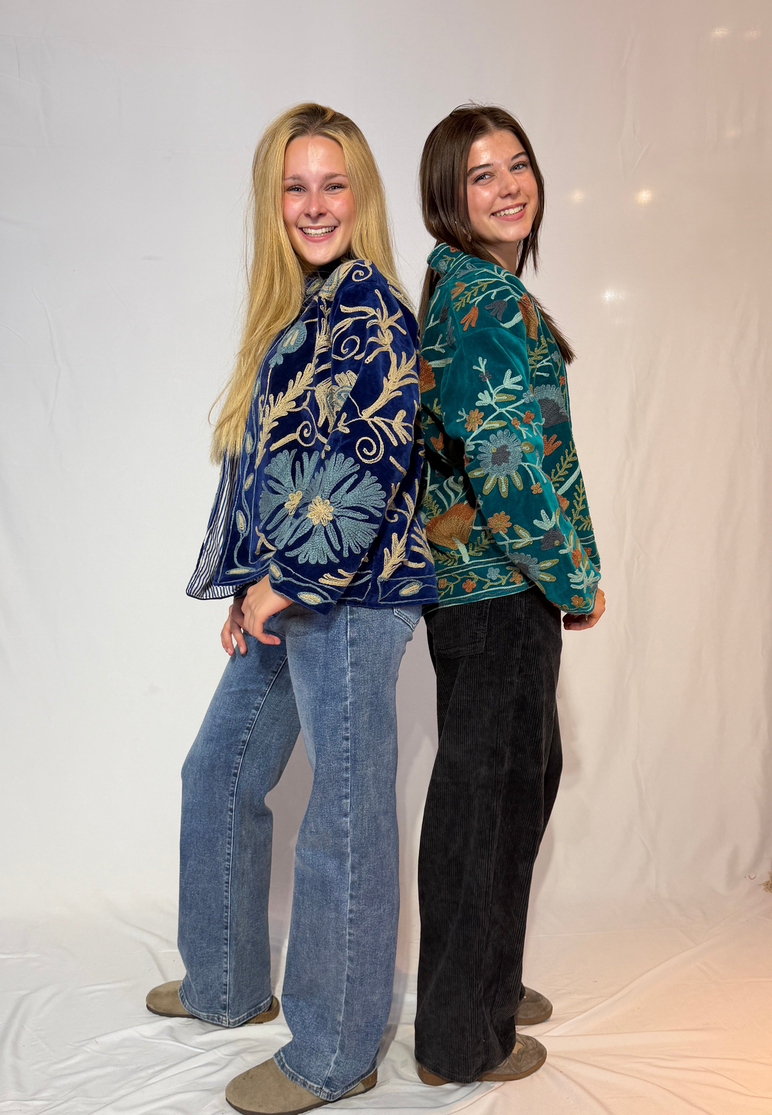 Suzani-Samtjacke, handbestickt – Petrol Wildwiese