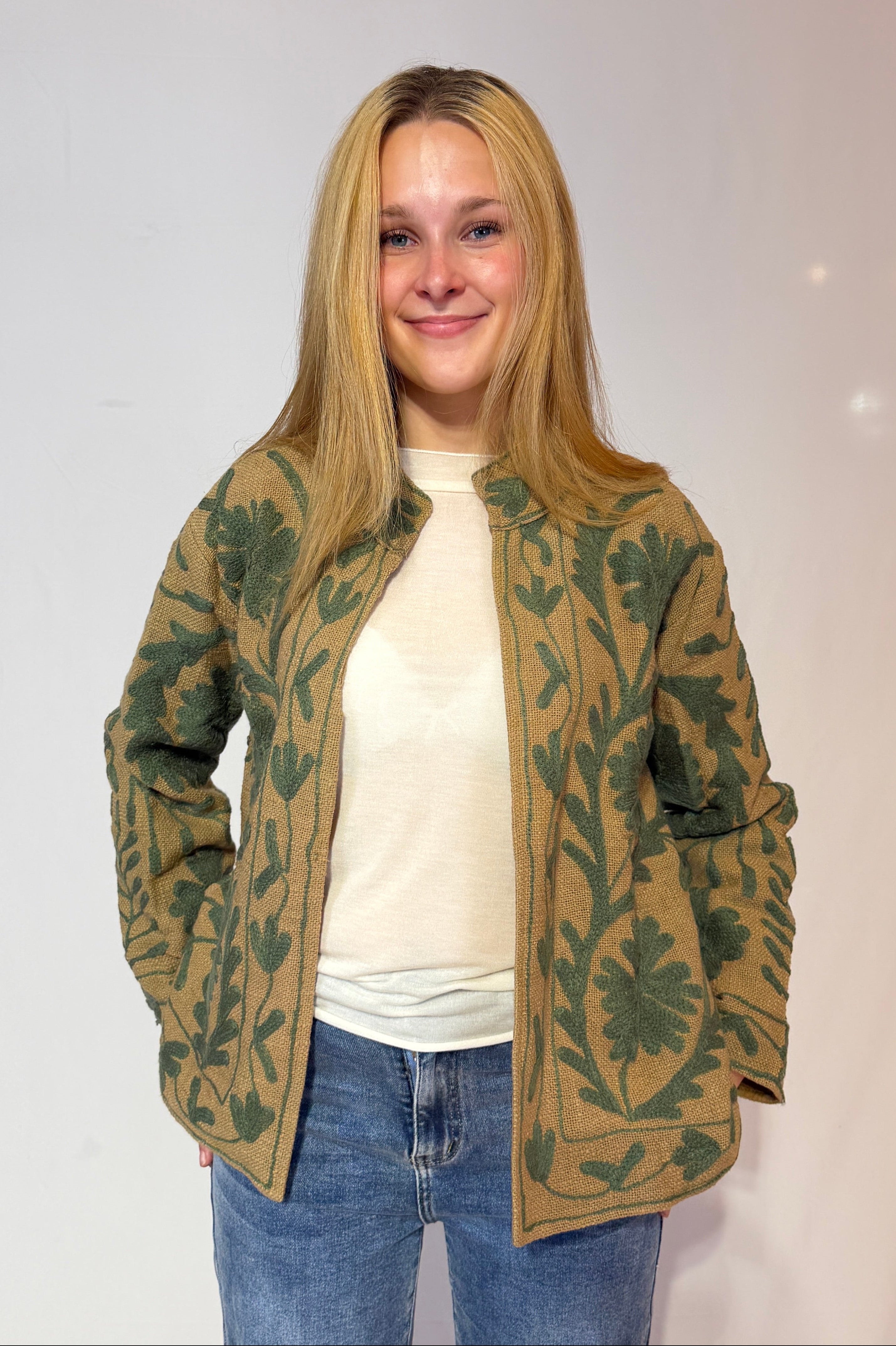 Suzani-Baumwolljacke, handbestickt – Goldene Olive