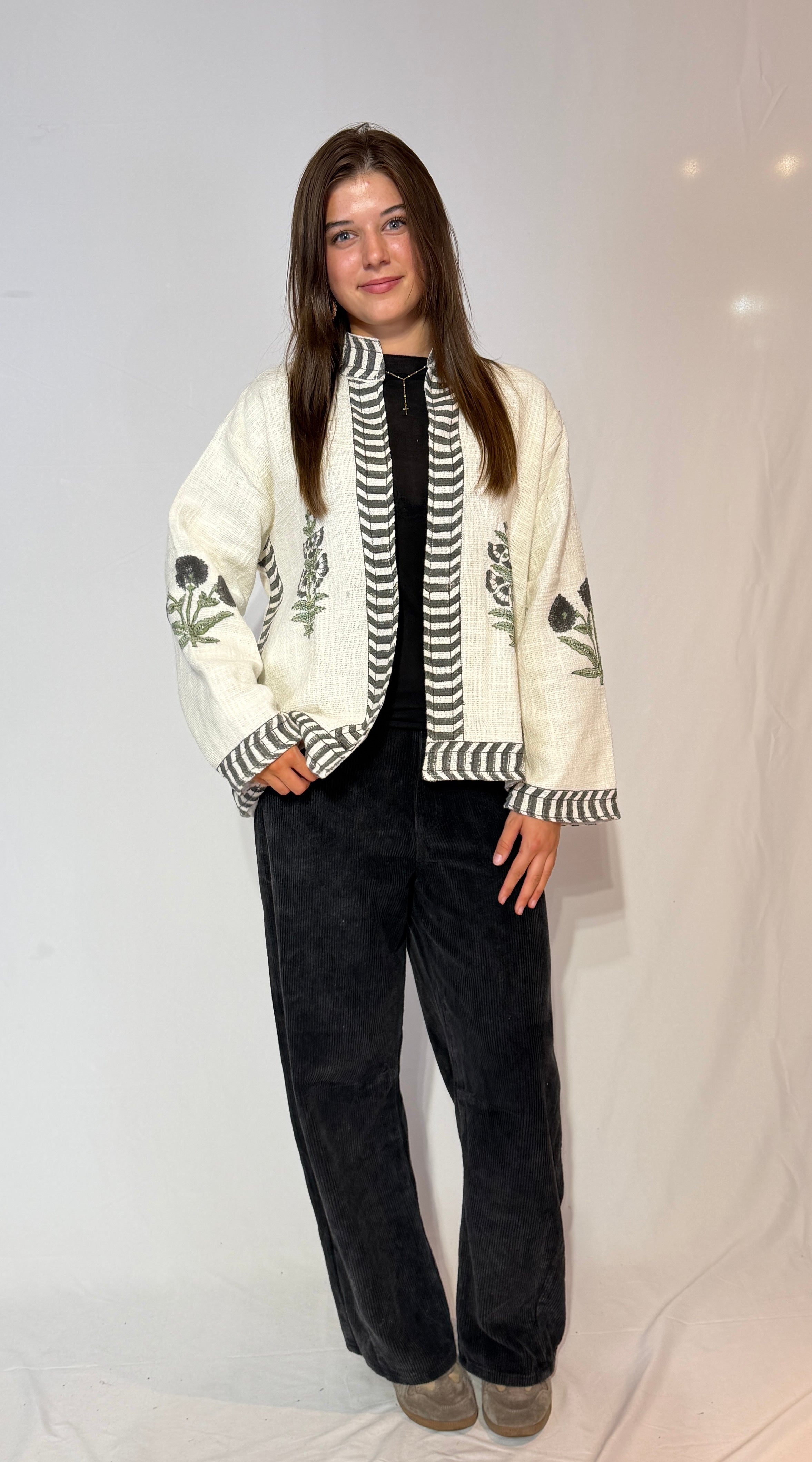 Handbestickte Suzani-Baumwolljacke – Elfenbein-Botanisch & Anthrazit-Streifen