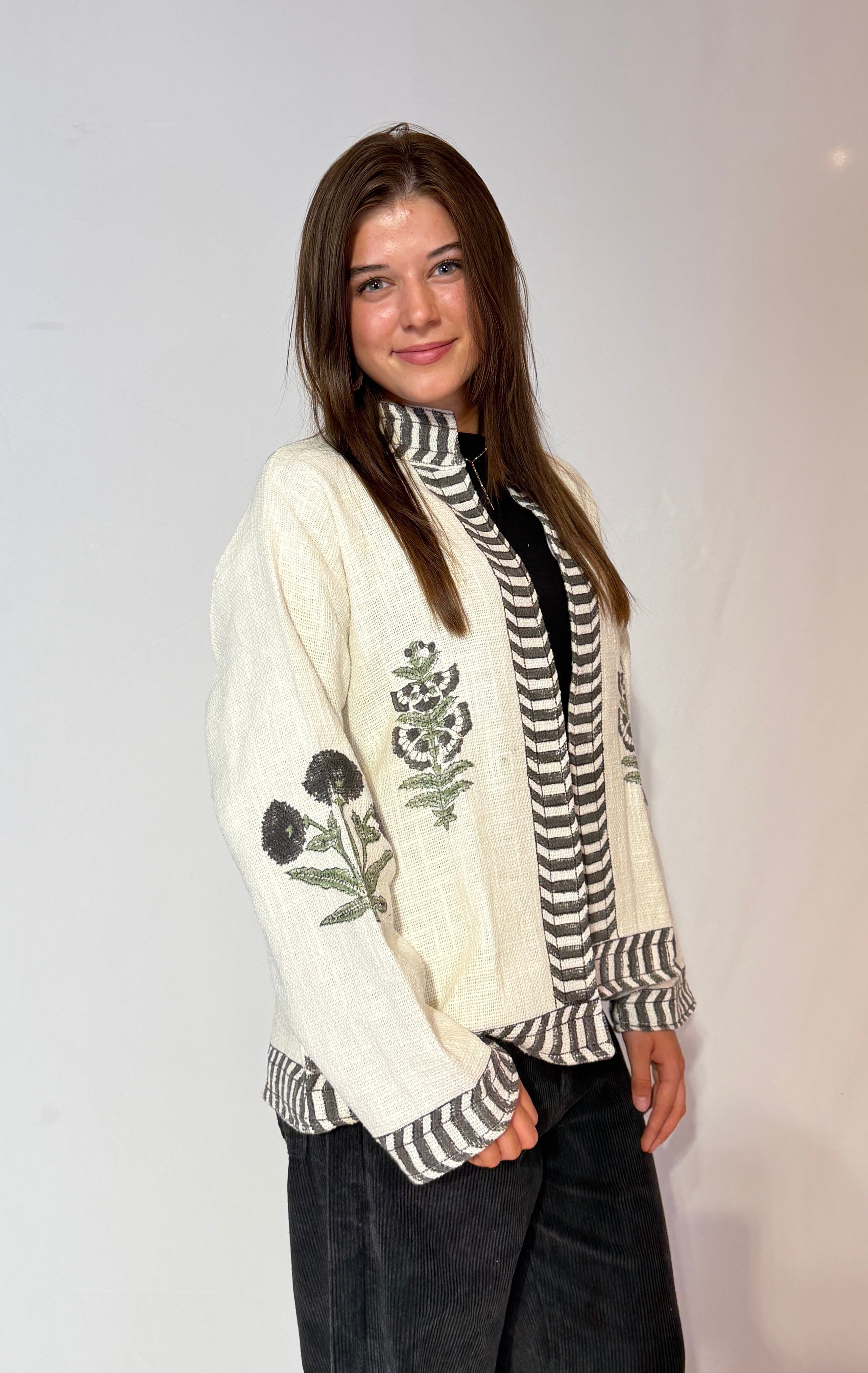 Handbestickte Suzani-Baumwolljacke – Elfenbein-Botanisch & Anthrazit-Streifen