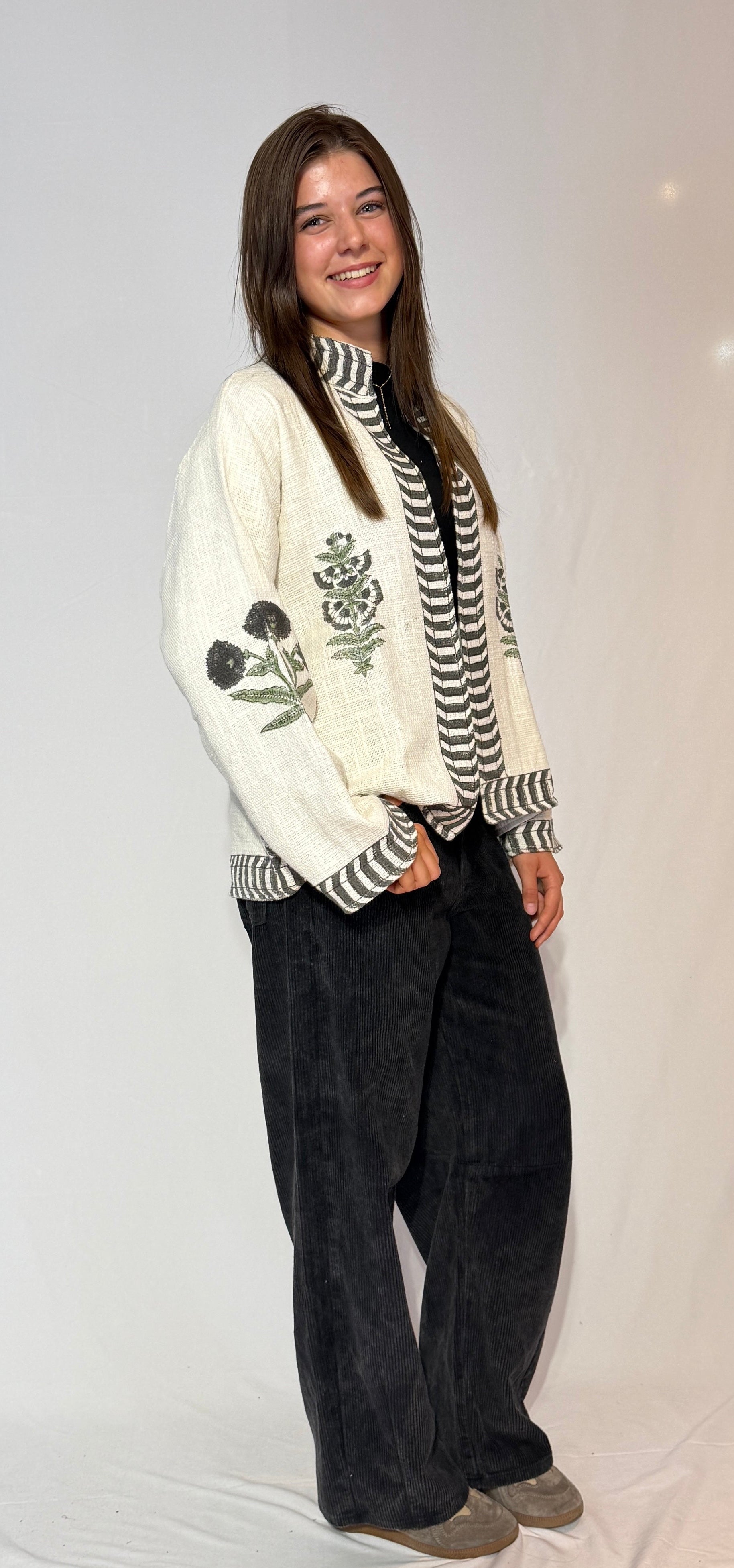 Handbestickte Suzani-Baumwolljacke – Elfenbein-Botanisch & Anthrazit-Streifen
