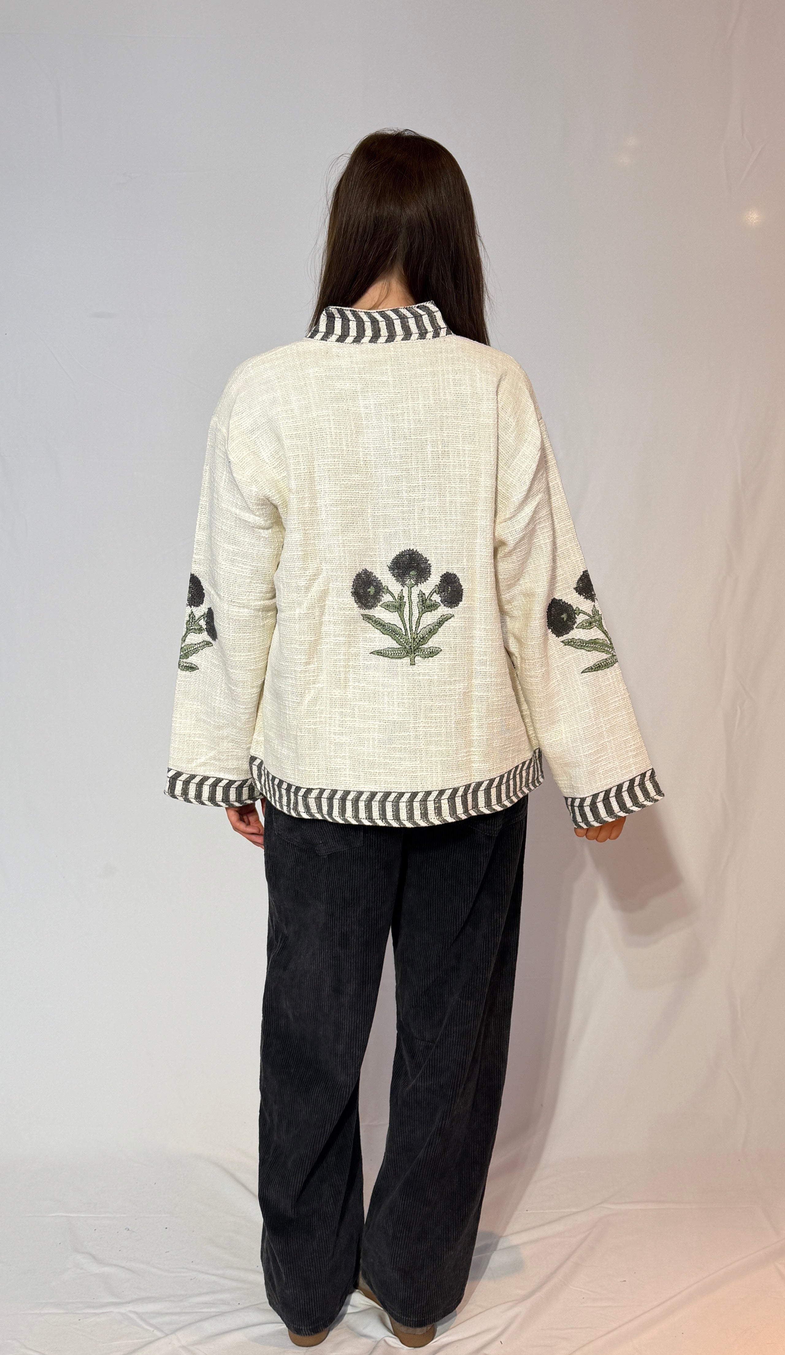Handbestickte Suzani-Baumwolljacke – Elfenbein-Botanisch & Anthrazit-Streifen