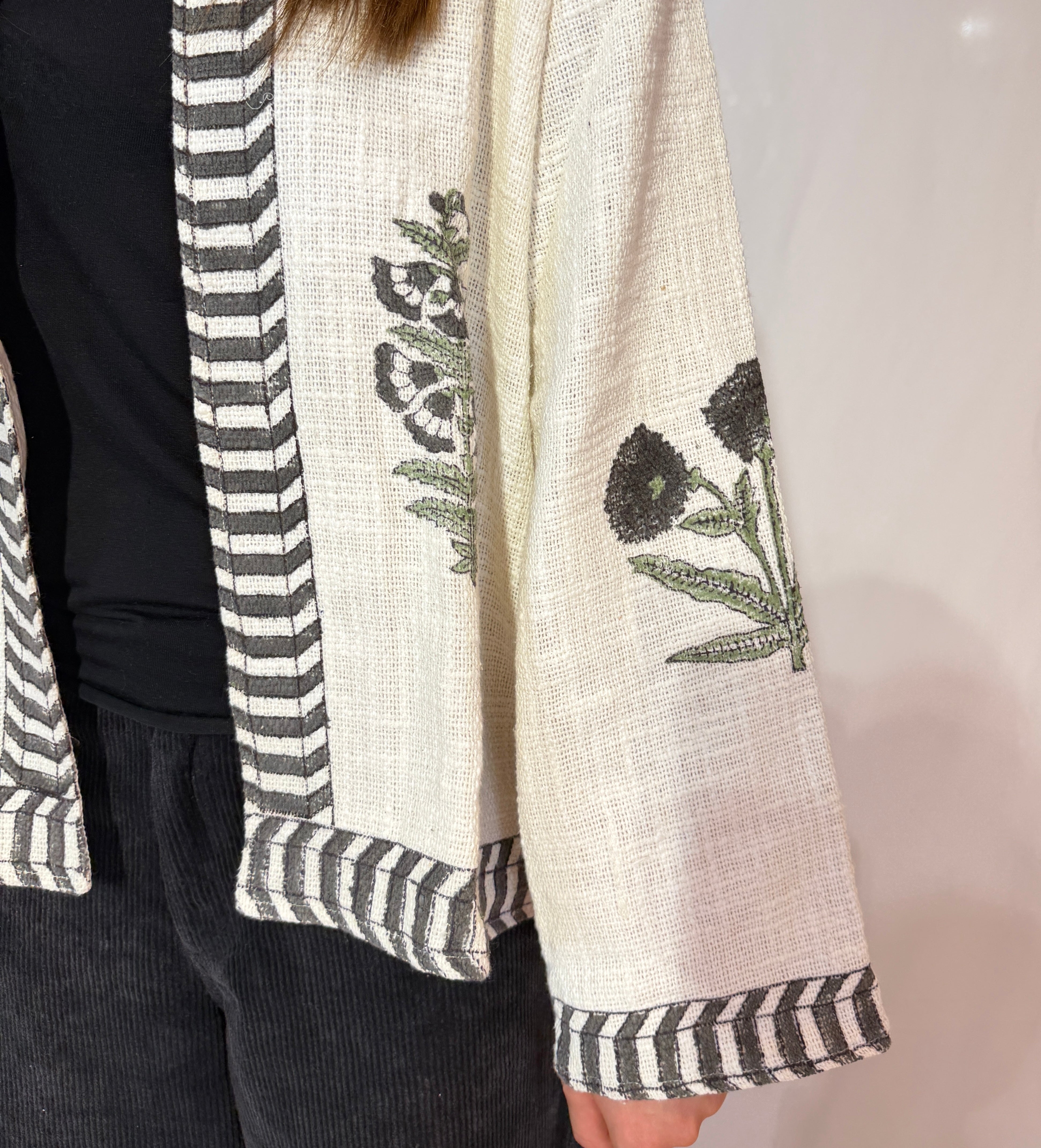 Handbestickte Suzani-Baumwolljacke – Elfenbein-Botanisch & Anthrazit-Streifen