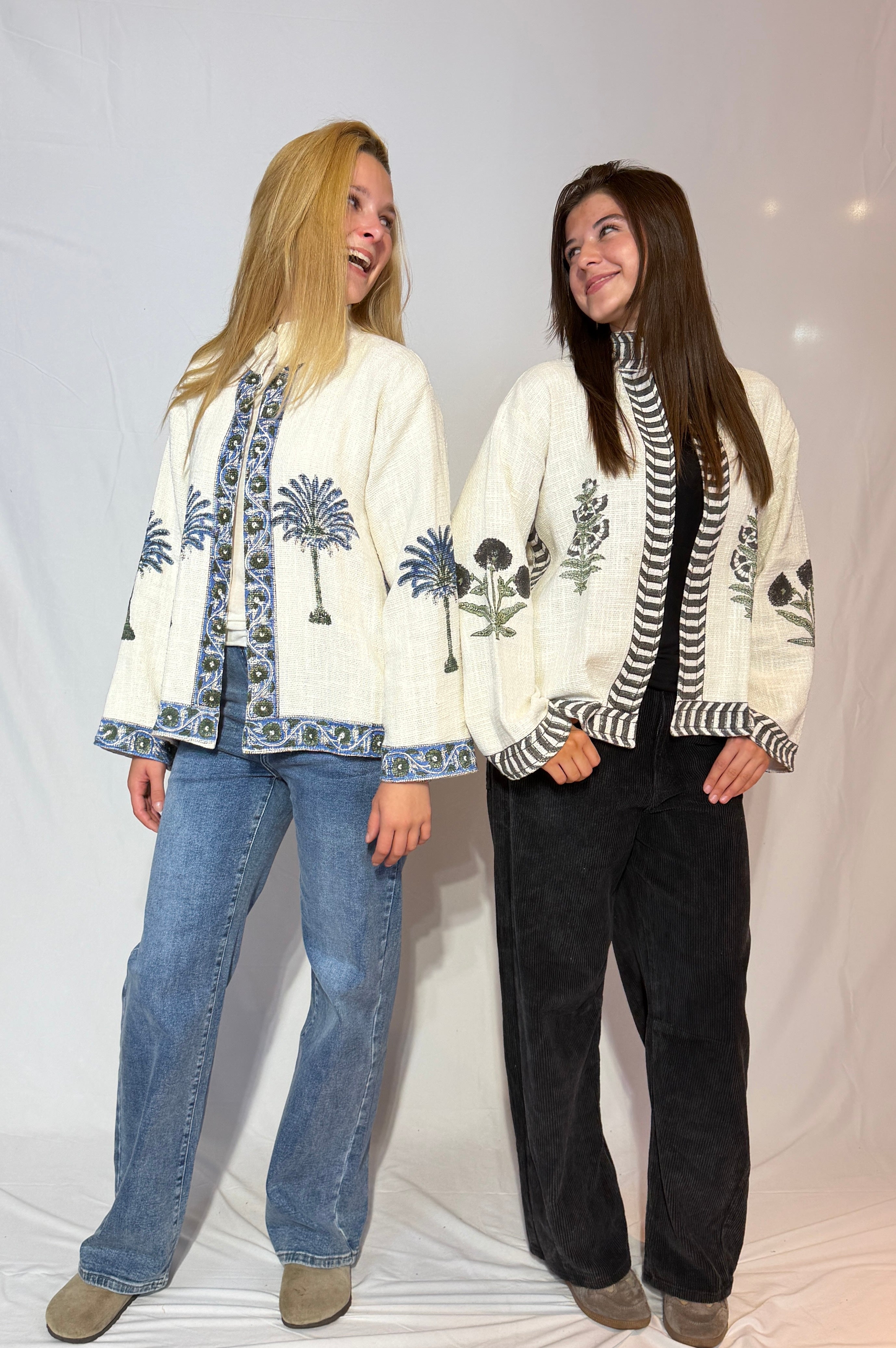 Handbestickte Suzani-Baumwolljacke – Elfenbeinfarbene Palme & Blaue Weinrebe