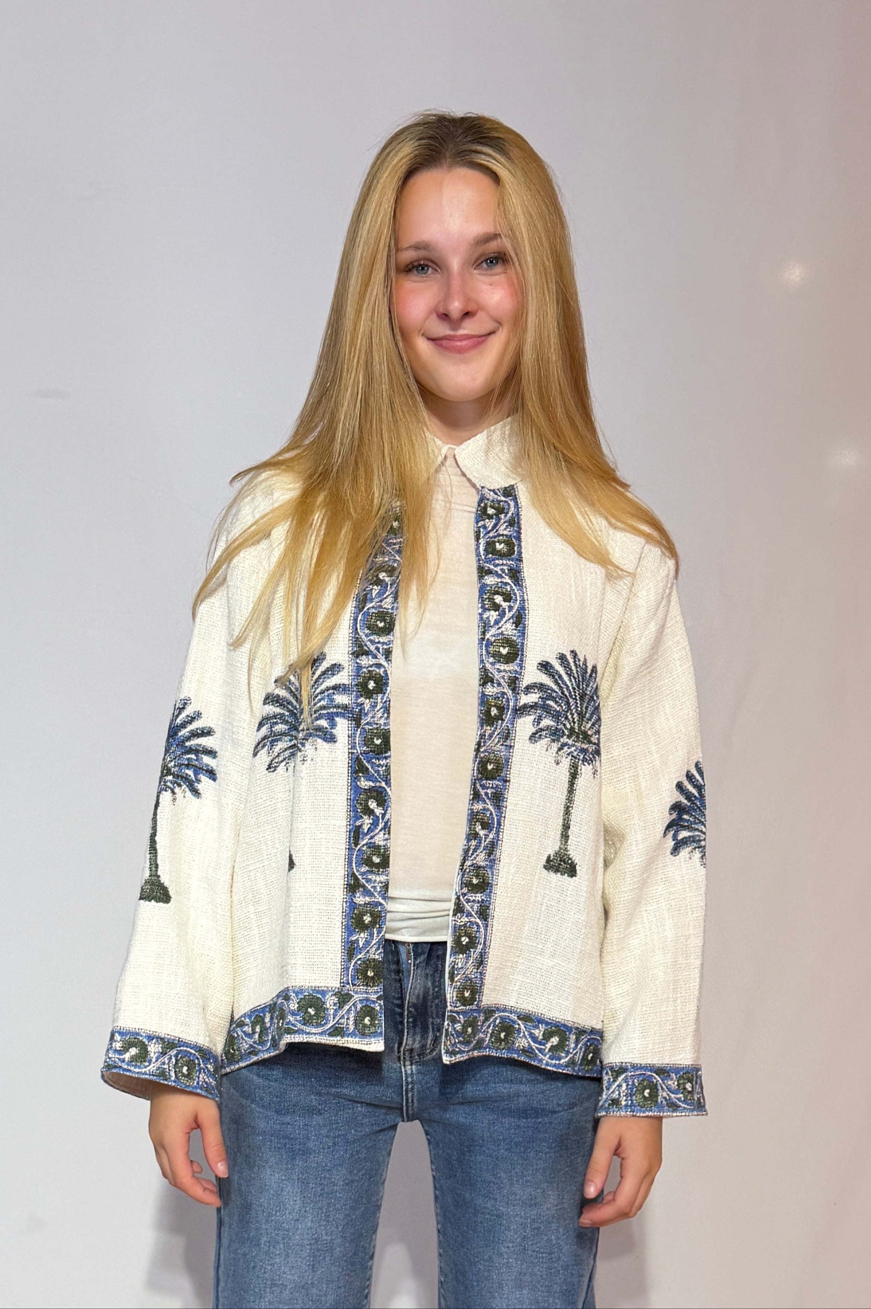 Handbestickte Suzani-Baumwolljacke – Elfenbeinfarbene Palme & Blaue Weinrebe