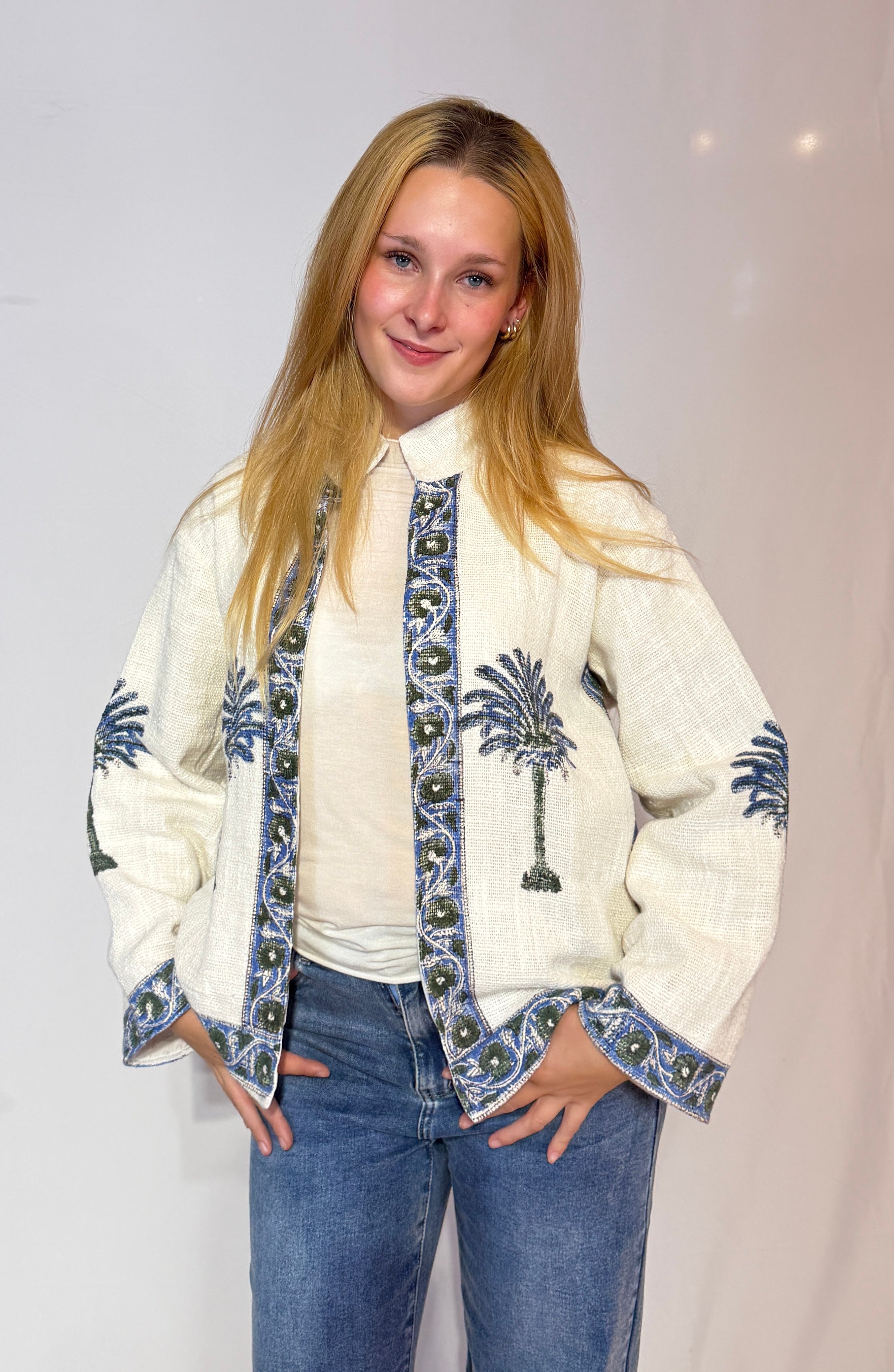 Handbestickte Suzani-Baumwolljacke – Elfenbeinfarbene Palme & Blaue Weinrebe