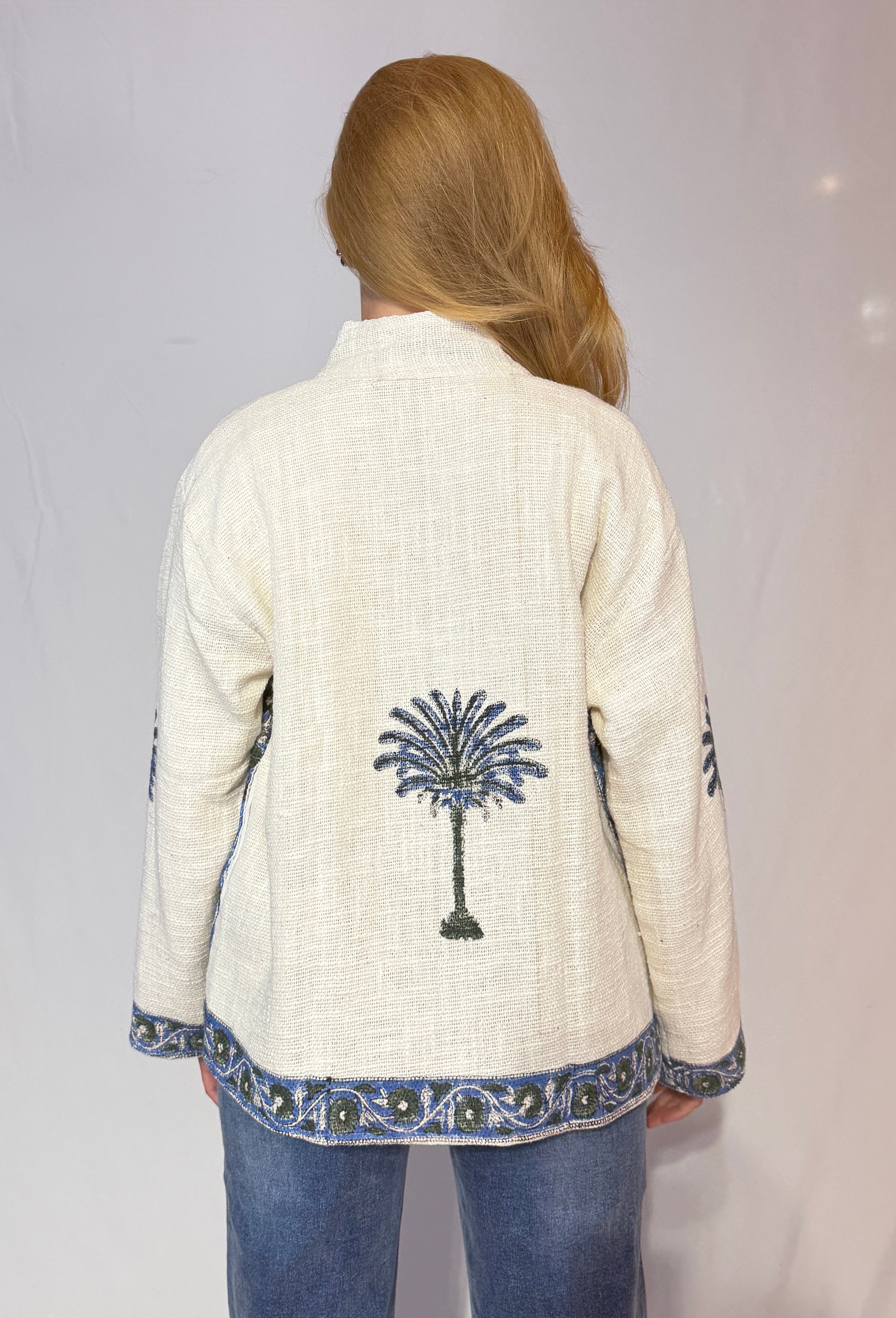 Handbestickte Suzani-Baumwolljacke – Elfenbeinfarbene Palme & Blaue Weinrebe