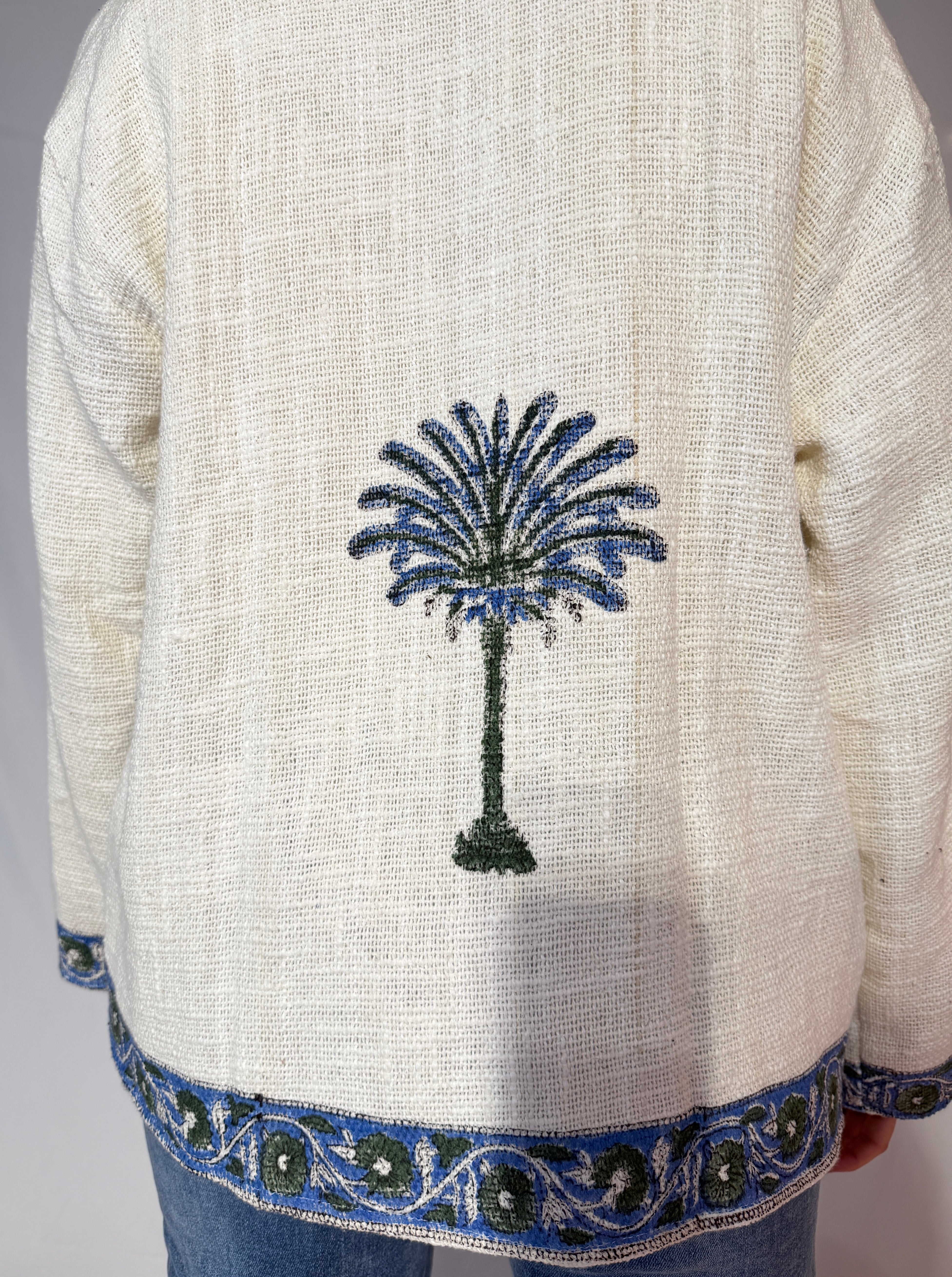 Handbestickte Suzani-Baumwolljacke – Elfenbeinfarbene Palme & Blaue Weinrebe