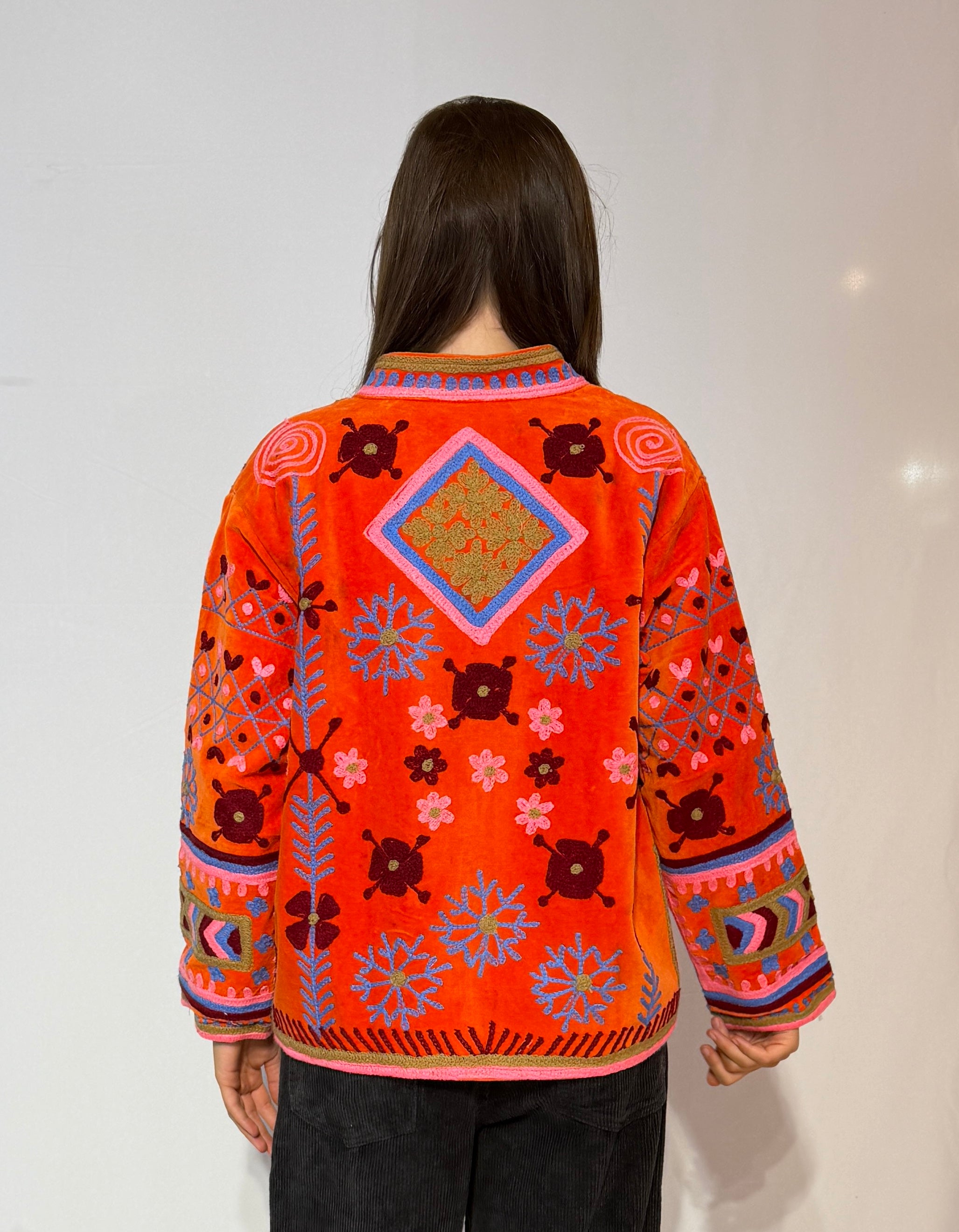 Handbestickte Suzani-Jacke – Tangerine Blossom & Pinker Rand